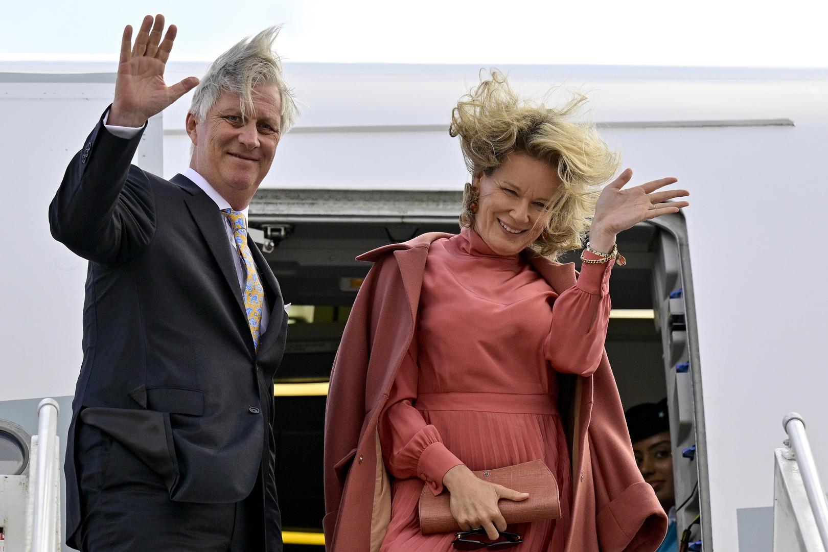 Koning Filip en koningin Mathilde bij hun vertrek vanuit Chili, of wat hun vertrek had moeten worden.