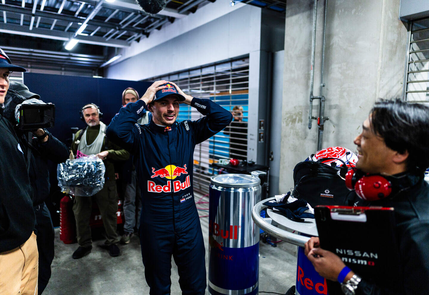 VIDEO. Het kletsnatte circuit deert hem niet: Max Verstappen maakt indruk  in GT500-wagen (en dat heeft Japanse prof geweten) | Nieuwsblad