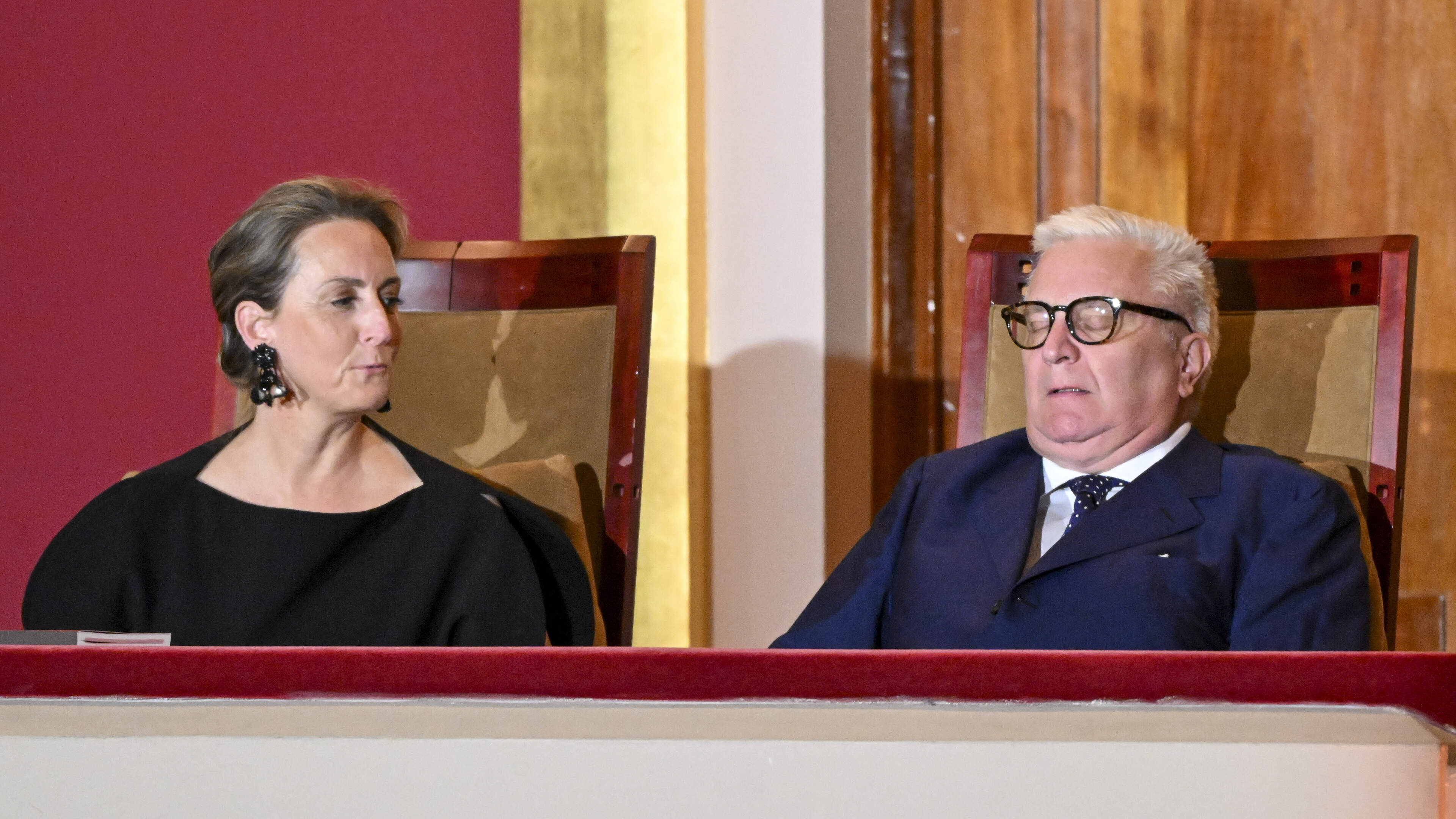 Dutje tussendoor: prins Laurent valt in slaap tijdens Koningin Elisabethwedstrijd