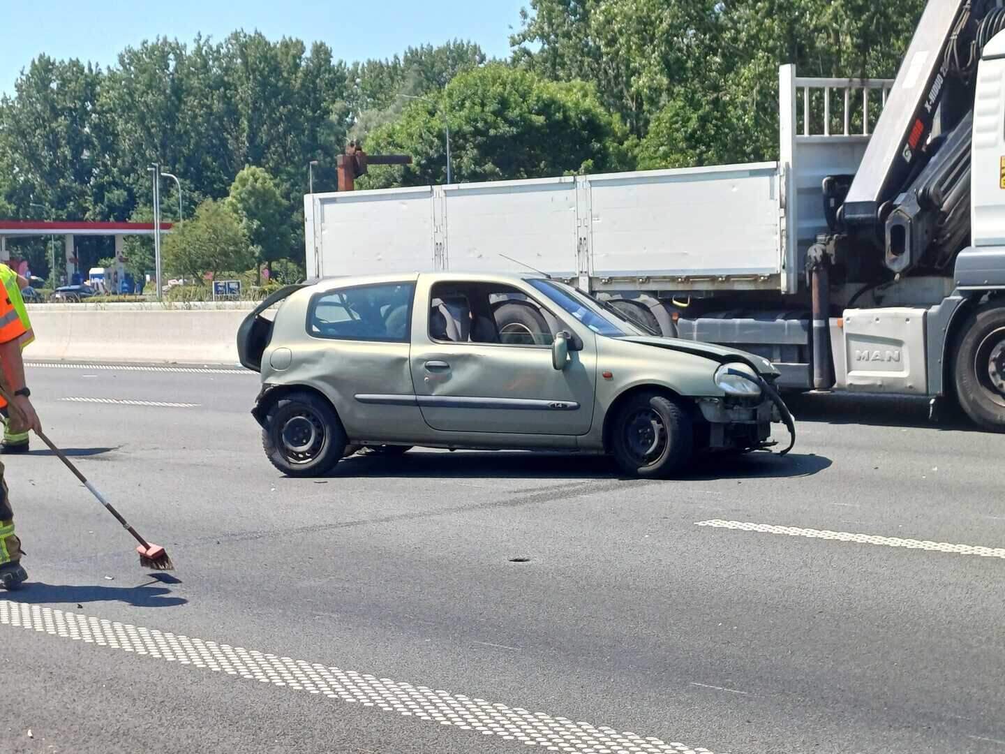 De wagen kwam tot stilstand in het midden van de weg.