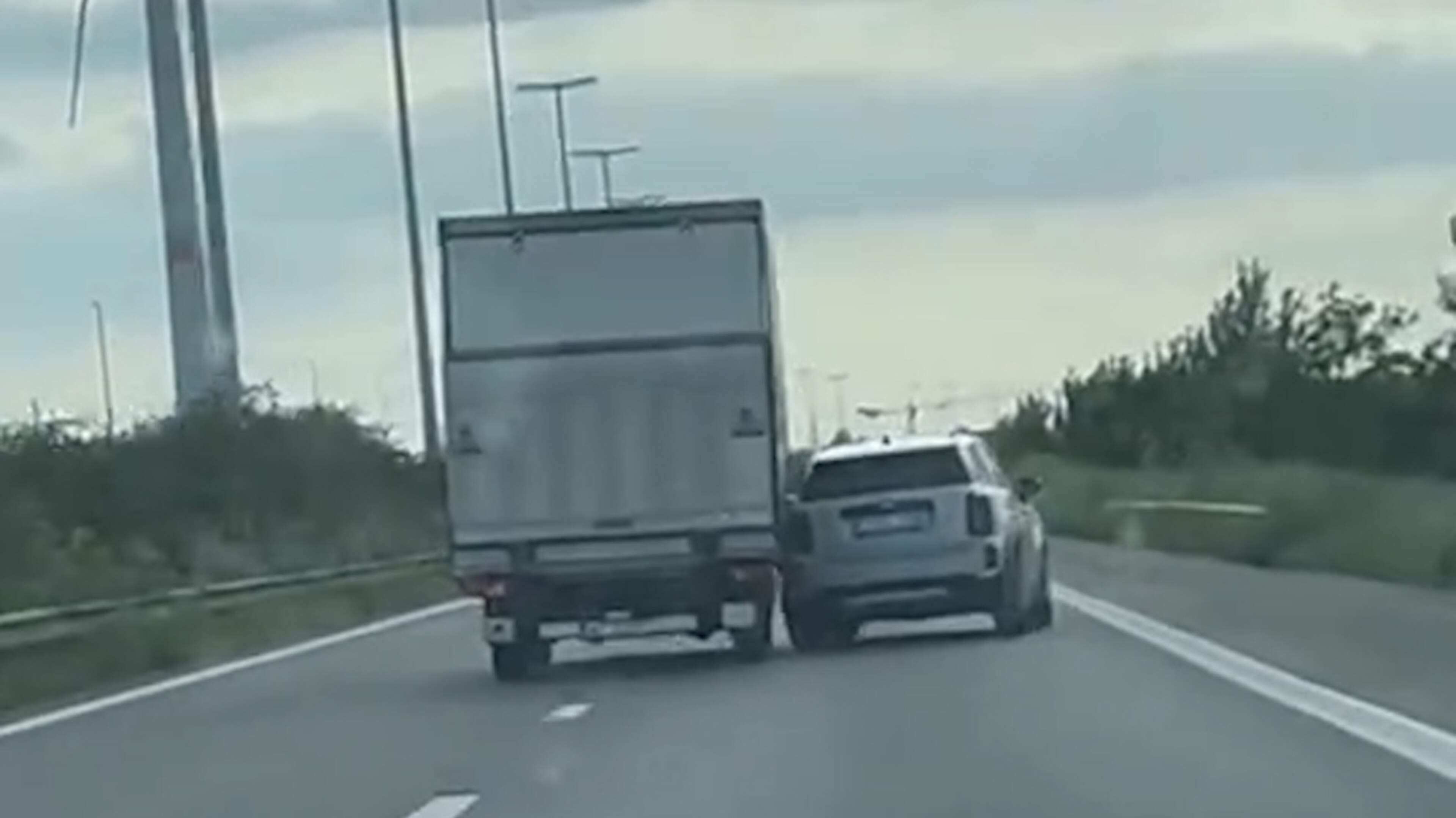 Bestelwagenbestuurder rijdt twintigtal wagens aan op E34, verschillende gewonden: “Dit hebben we zelden gezien”