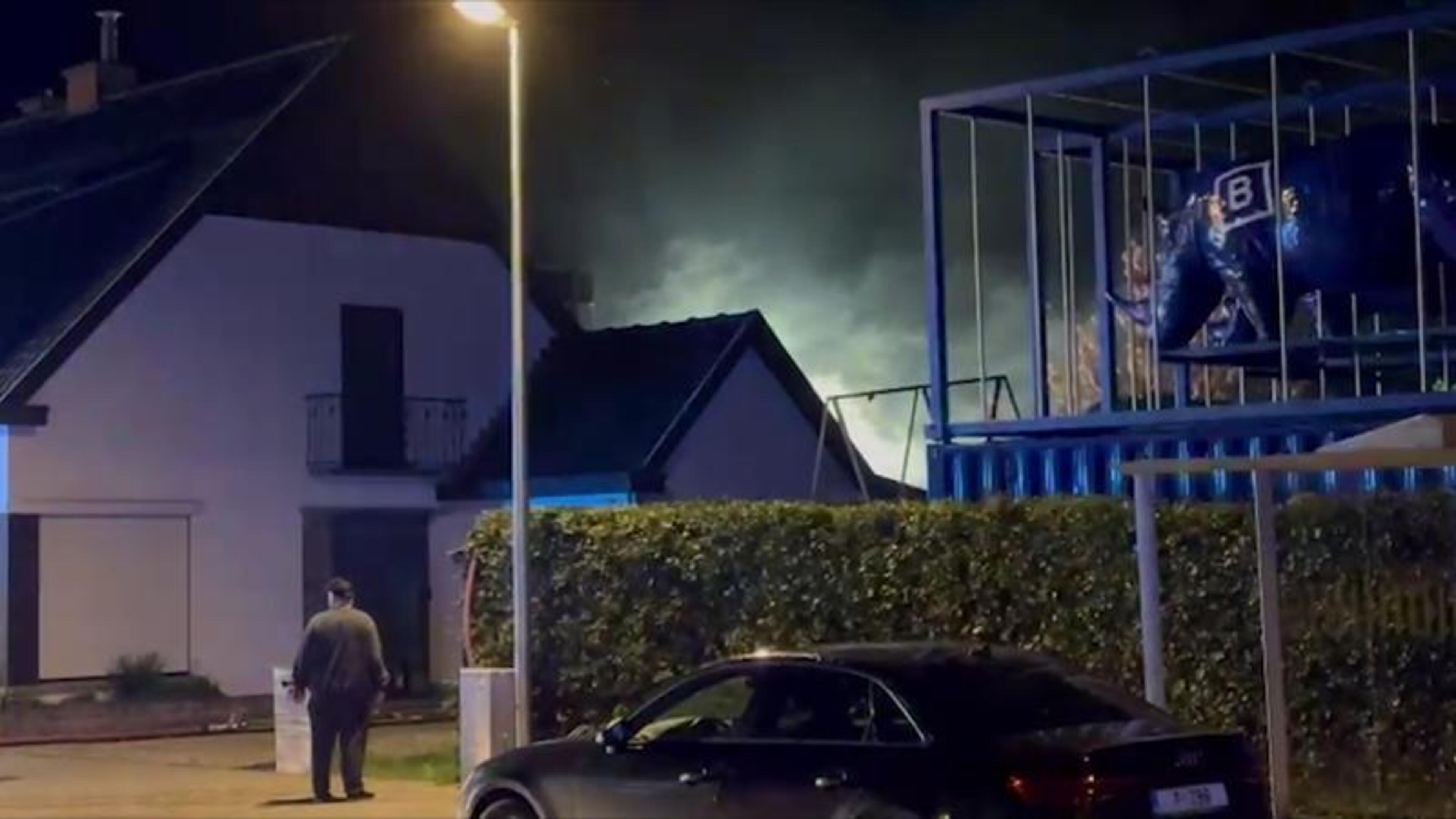 Uitslaande brand verwoest oude duiventil in Ledegem, maar woningen blijven bewoonbaar