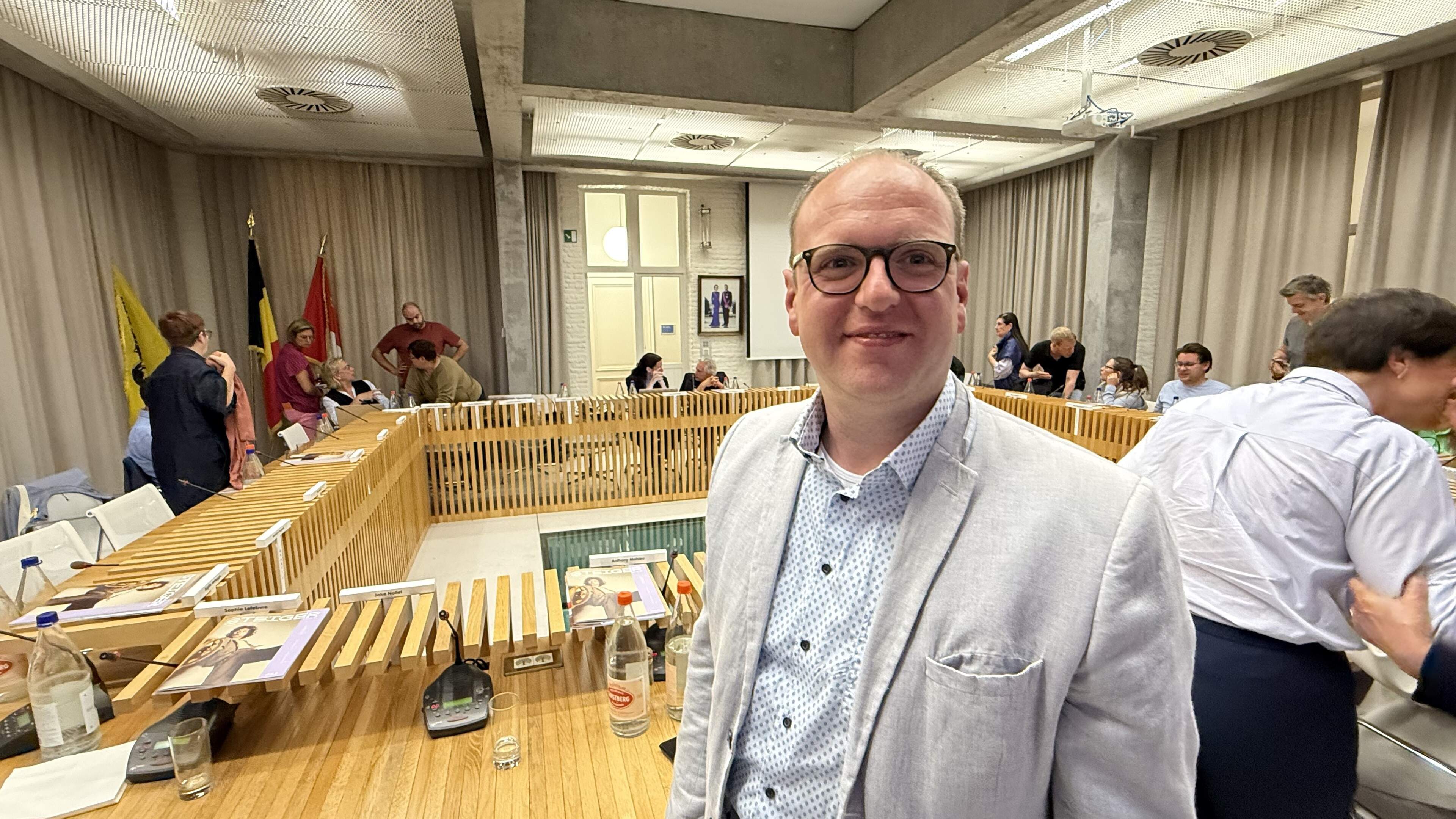 Foto bij: Commotie rond ‘Naked attraction’ levert Vlaams Belang-lid toch geen schorsing op: Nico Courtens verschijnt op gemeenteraad