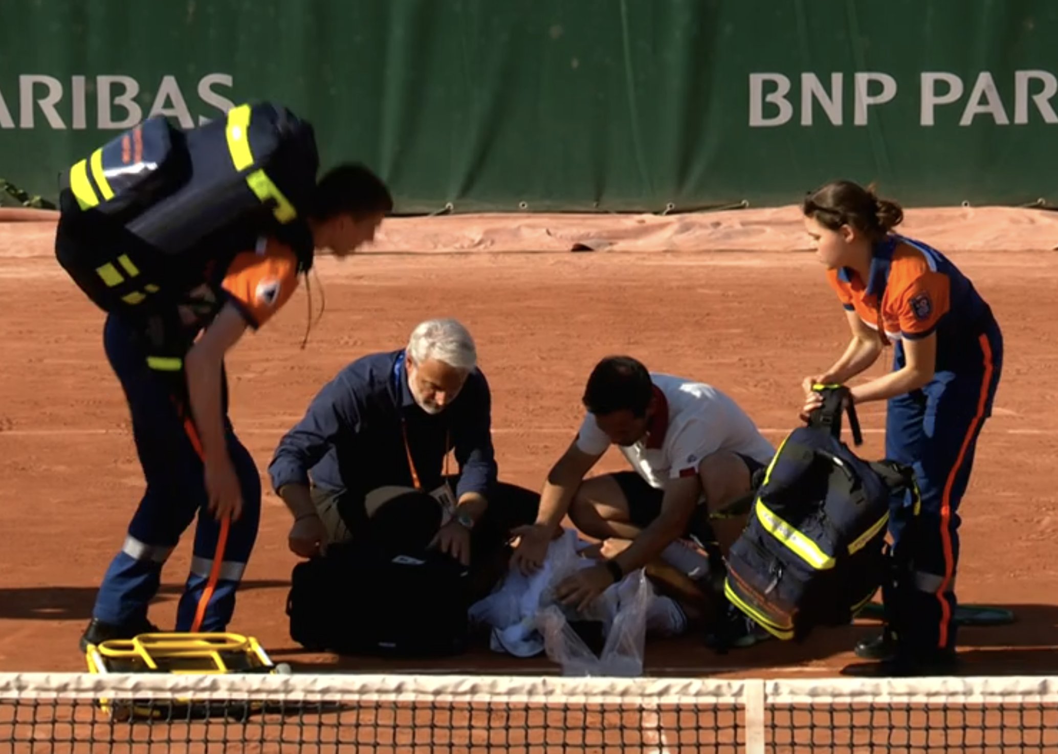 Paniek op Roland Garros rondom instortende Jakub Mensik: ’Mijn lichaam viel gewoon uit’