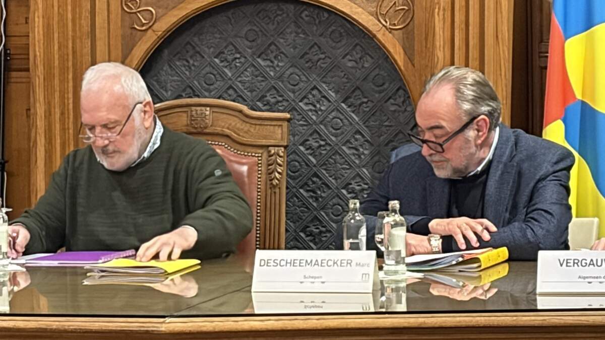 マルク・デシェーマッカー氏は今日、市会議員会議中にミデルケルケでの権限を失う危険にさらされている。そんな可能性はあるのか？そして彼自身も現れるのでしょうか？