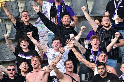Anderlecht supporters cheer during the second qualifying round of the Europa League  football match between BK Hacken and RSC Anderlecht at Hisingen Arena in Gothenburg, Sweden on July 31, 2025. (Photo by Hanna BRUNLOF / TT News Agency / AFP) / Sweden OUT
