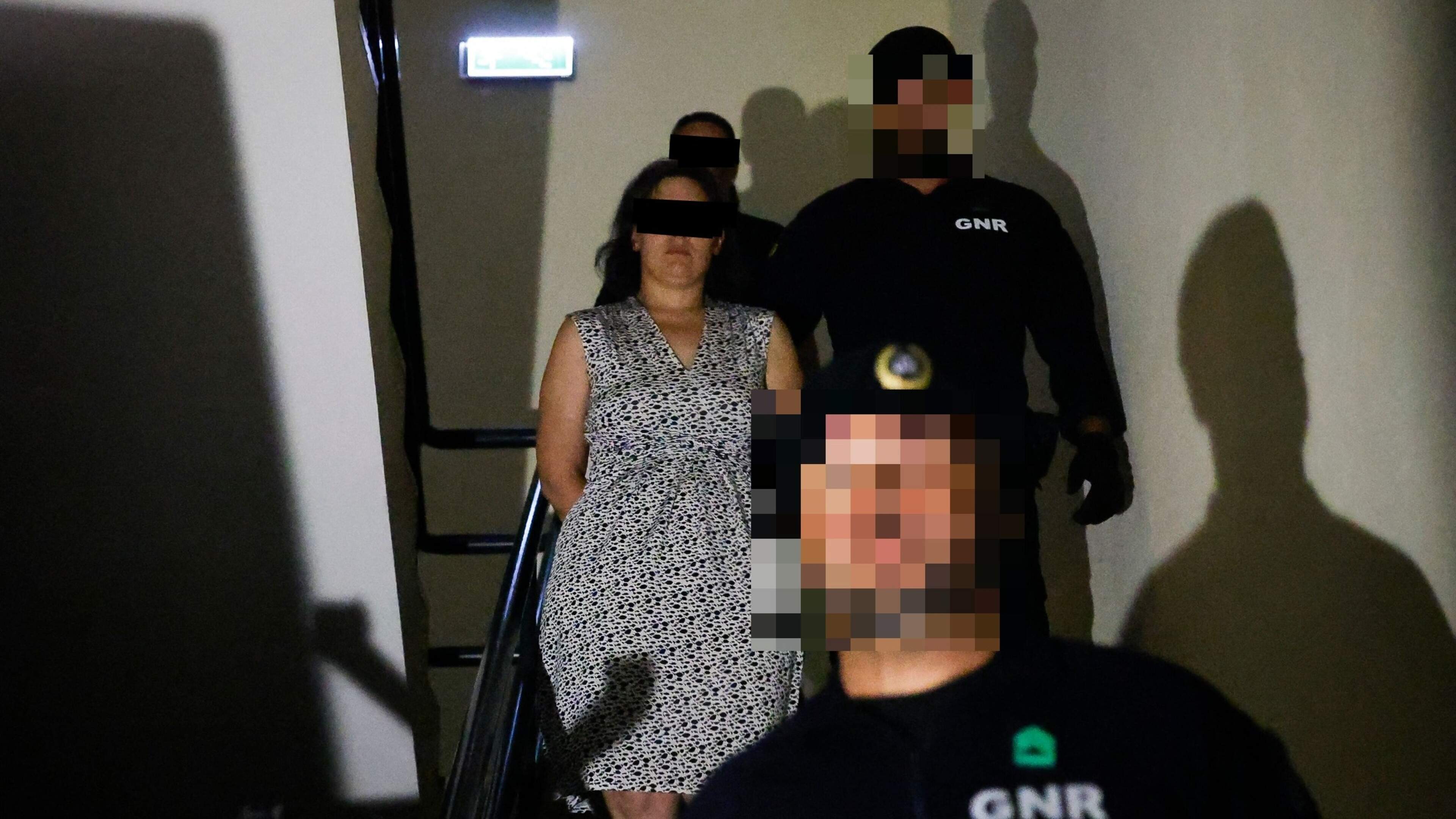 Moeder en vriend opgepakt die kinderen (4 en 5) geblinddoekt achterlieten langs weg in Portugal