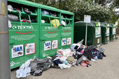 In Brugge werden deze kledingcontainers door een “aanhoudend sluikstortprobleem” verwijderd.