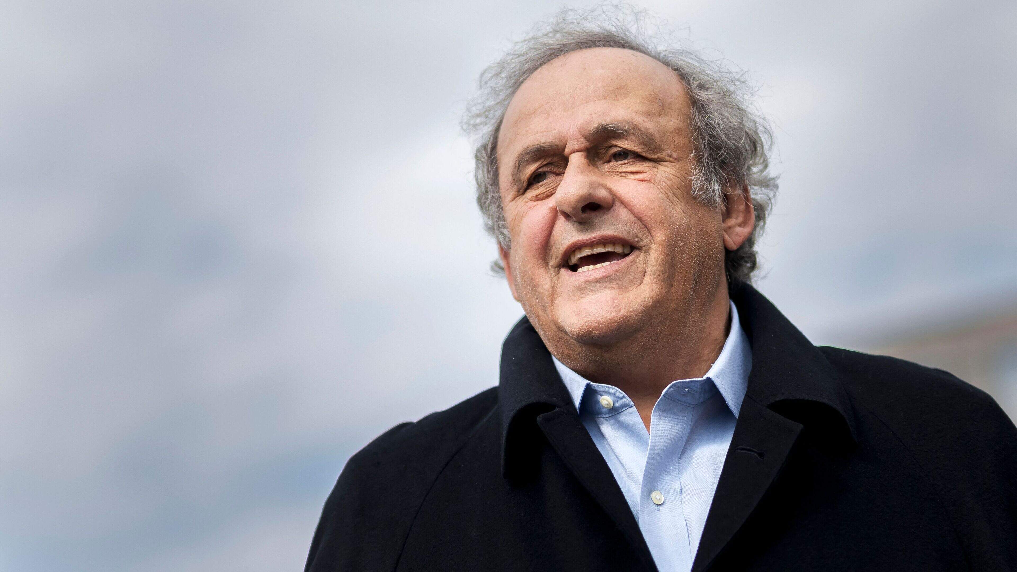 Michel Platini dient vlak voor het WK een klacht i