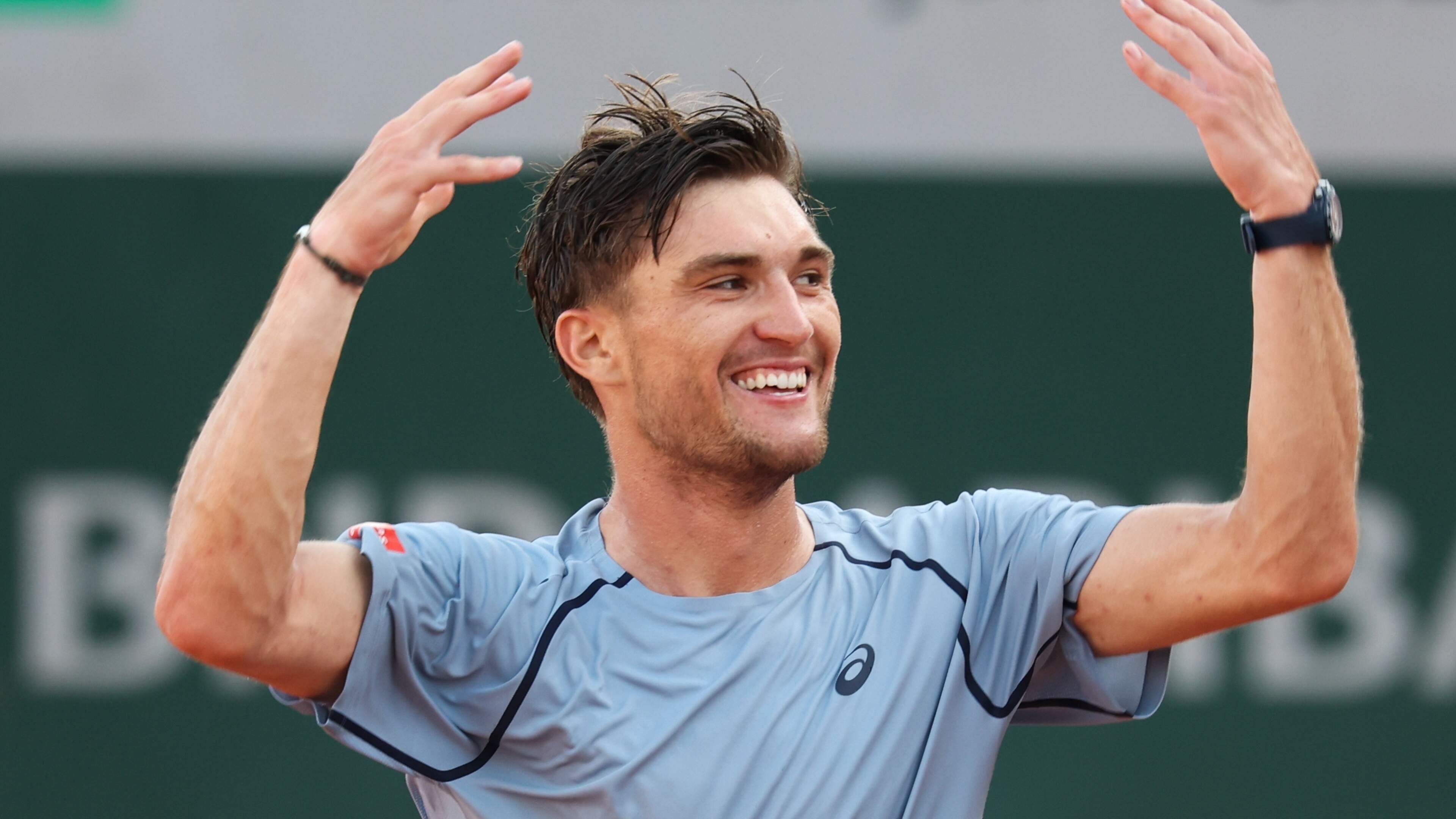 Debuterende Raphael Collignon klaart de klus in drie sets en stoot door naar tweede ronde Roland Garros