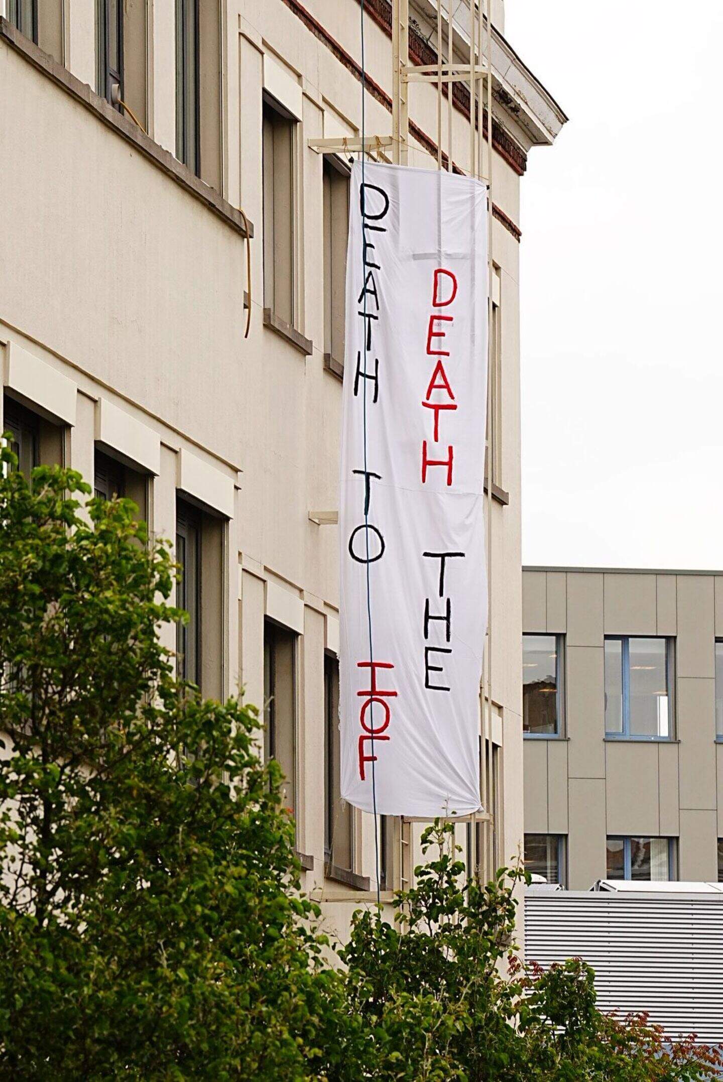 Beelden tonen hoe grote politiemacht pro-Palestijnse actievoerders aan ...