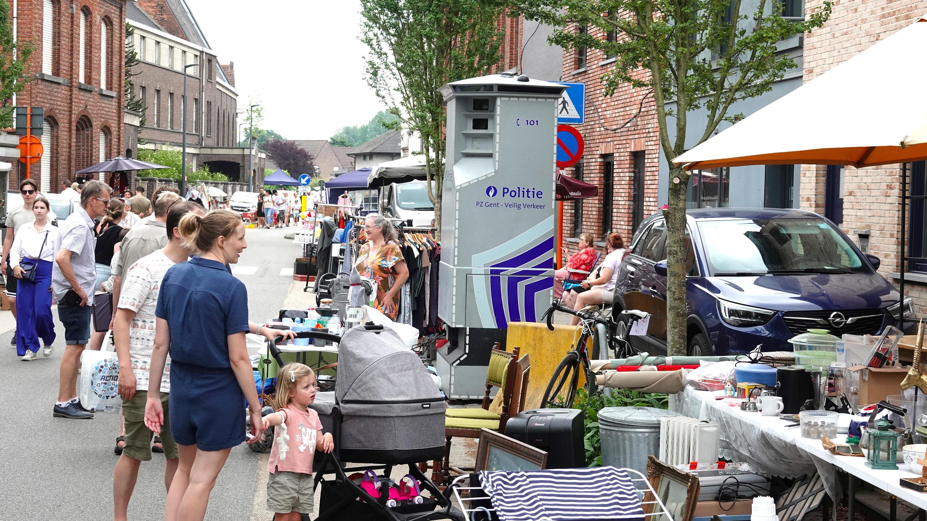 Een origineel kunstwerk voor in je tuin? Superflitspaal ‘te koop’ op de rommelmarkt