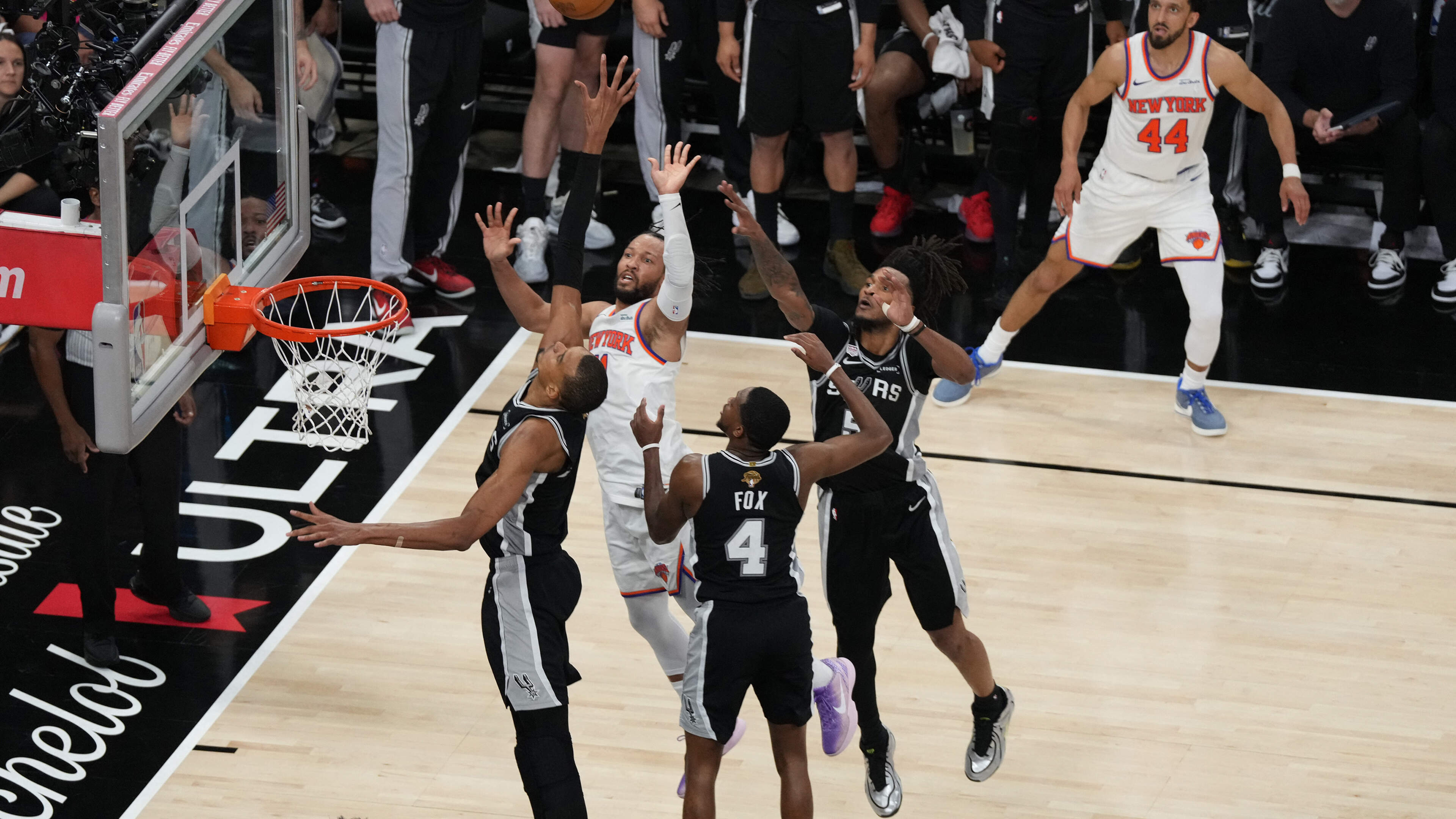 VIDEO. ‘Captain Clutch’ doet het opnieuw: Jalen Brunson leidt New York Knicks naar overwinning in eerste wedstrijd van de NBA Finals
