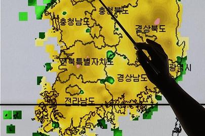 epa12271996 An official points to a screen showing a map of South Korea that indicates Seoul saw temperatures rising to an intraday high of 38.2 degrees Celsius, at the Korea Meteorological Administration in Seoul, South Korea, 30 July 2025.  EPA/YONHAP SOUTH KOREA OUT