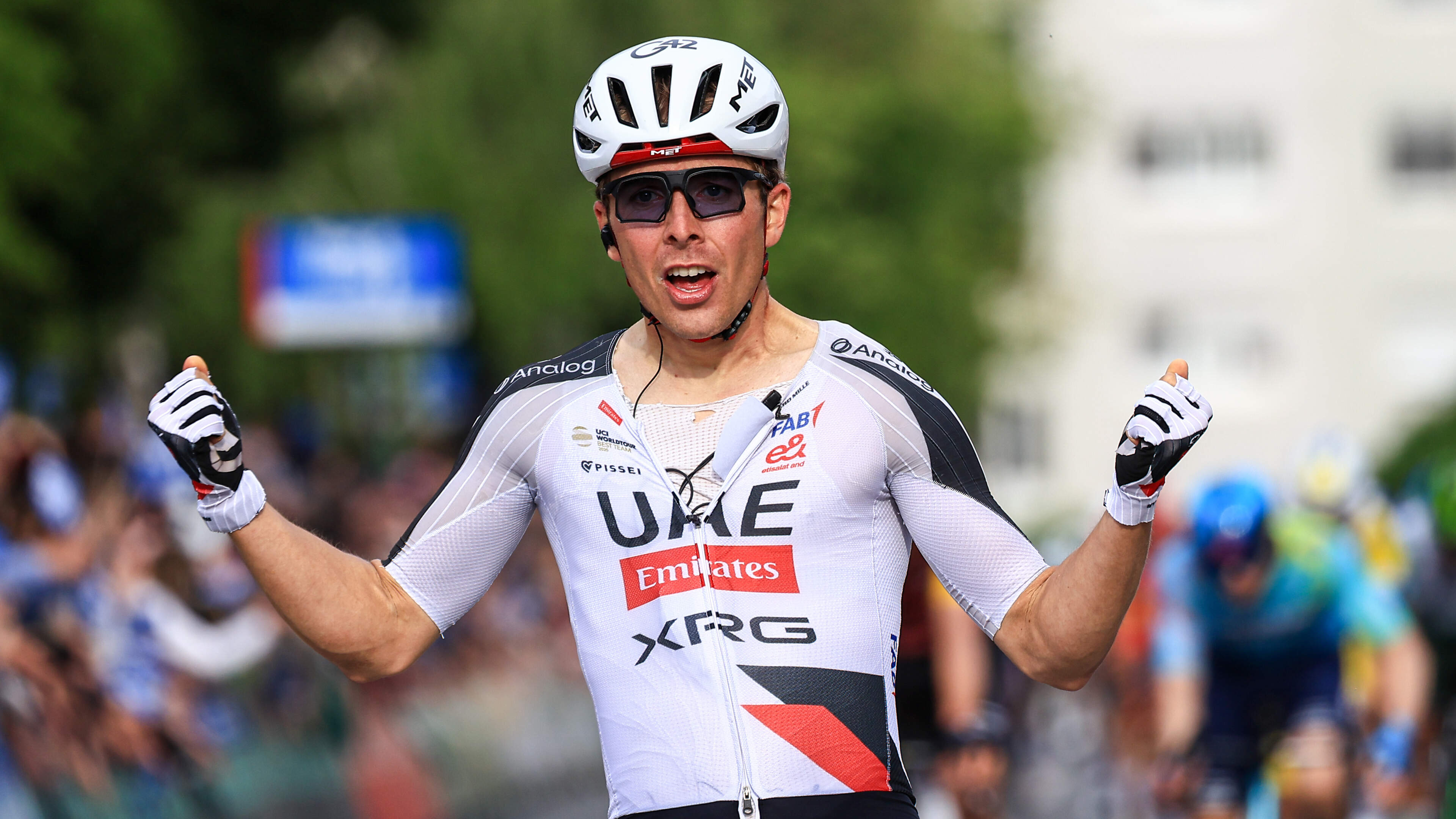 UAE weer aan het feest: Benoît Cosnefroy slaat dubbelslag in heuvelrit van Boucles de la Mayenne