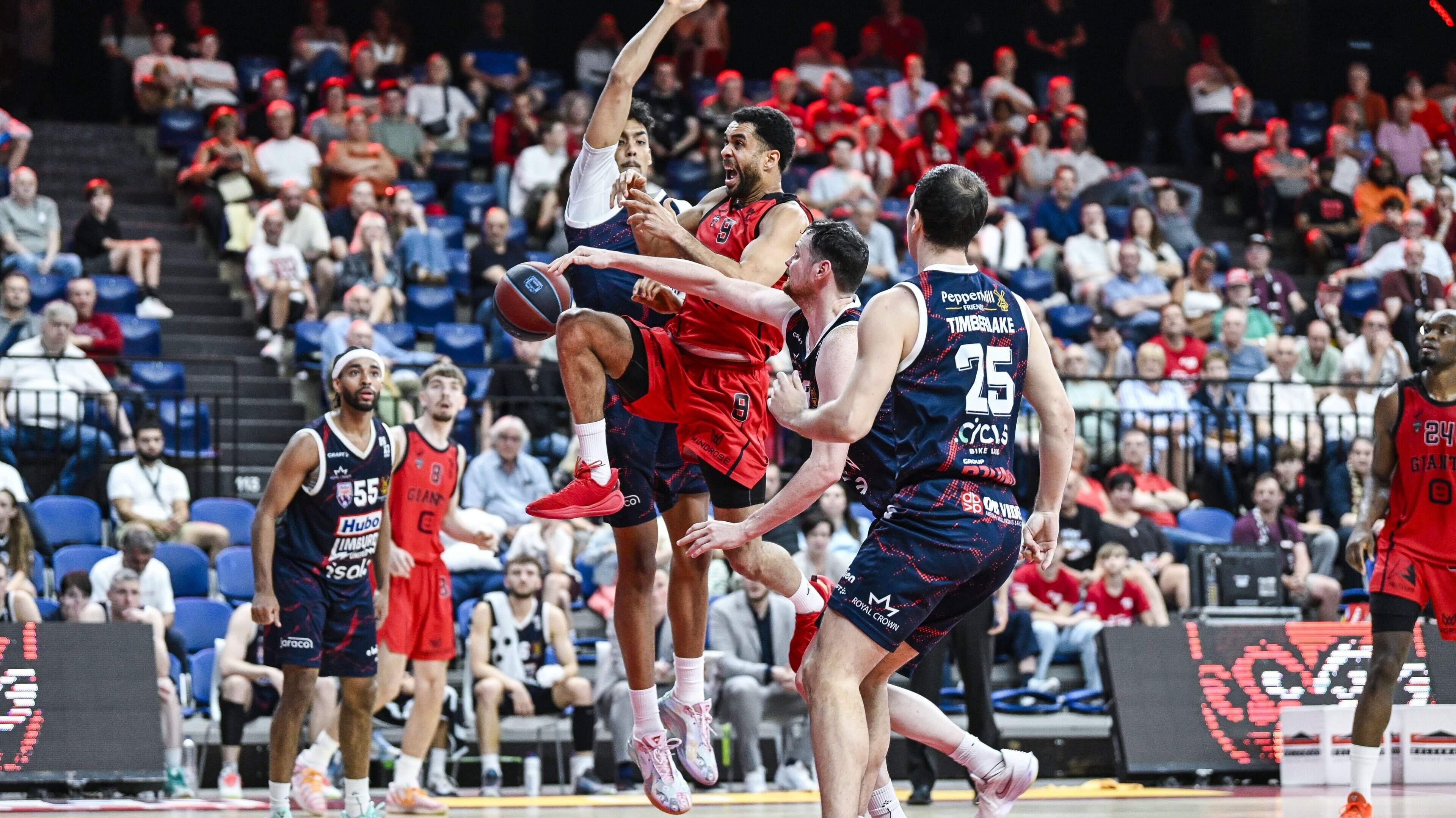 Antwerp Giants zet Limburg United verdiend opzij in eerste match van halve finale play-offs