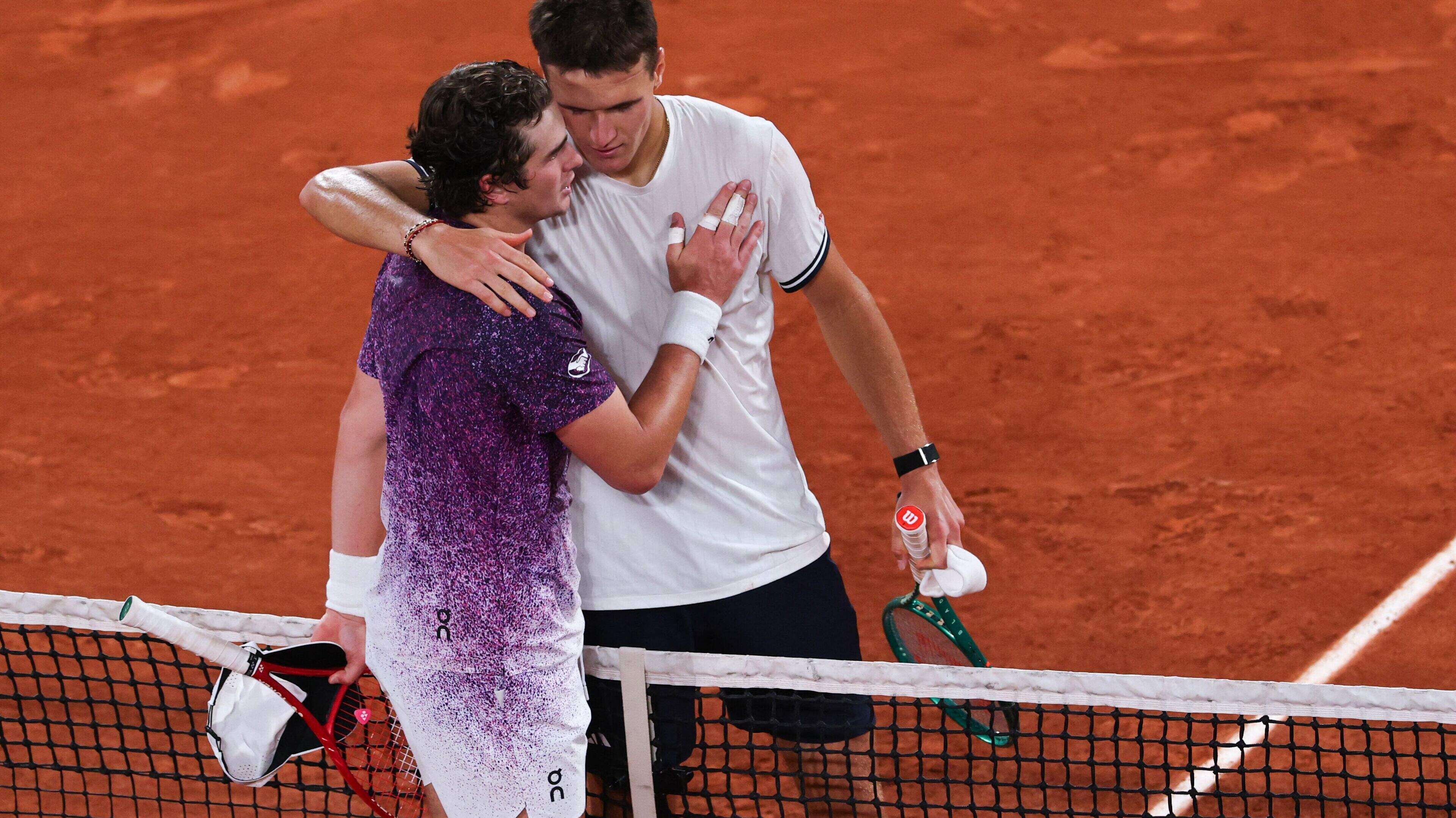 VIDEO. Het tennis zit goed voor de komende tien jaar: Jakub Mensik (20) is in hoogstaande kwartfinale op Roland Garros te sterk voor Joao Fonseca (19)