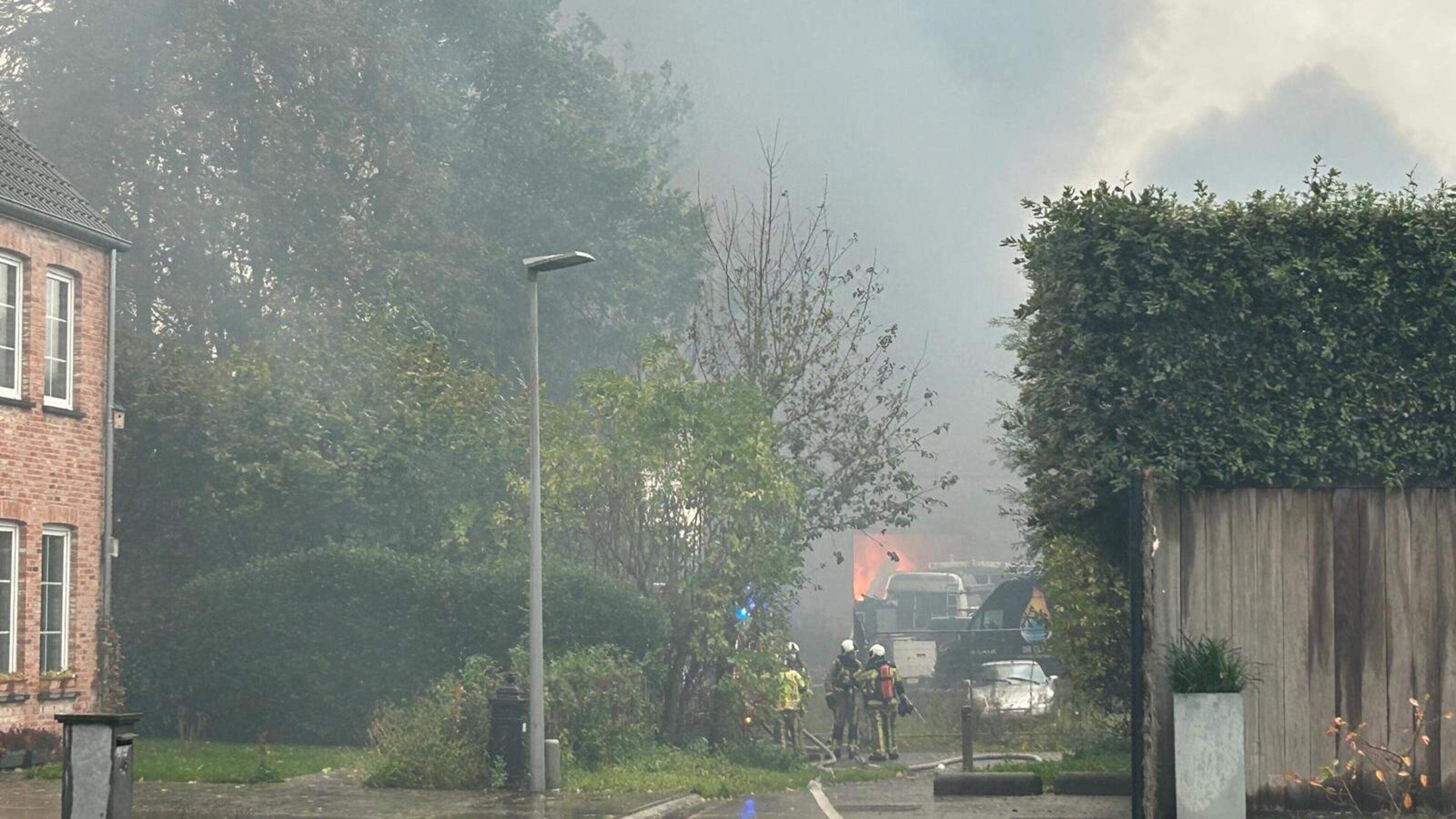 Brand achter toonzaal van Dovy Keukens in Kortrijk onder controle: “Ontploffingen waarschijnlijk veroorzaakt door gasflessen”