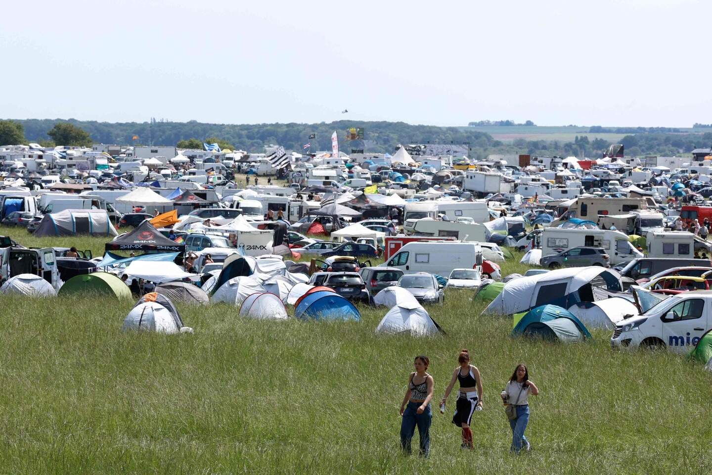 Illegale rave op militair domein in Frankrijk lokt 20.000 tot 40.000 ...