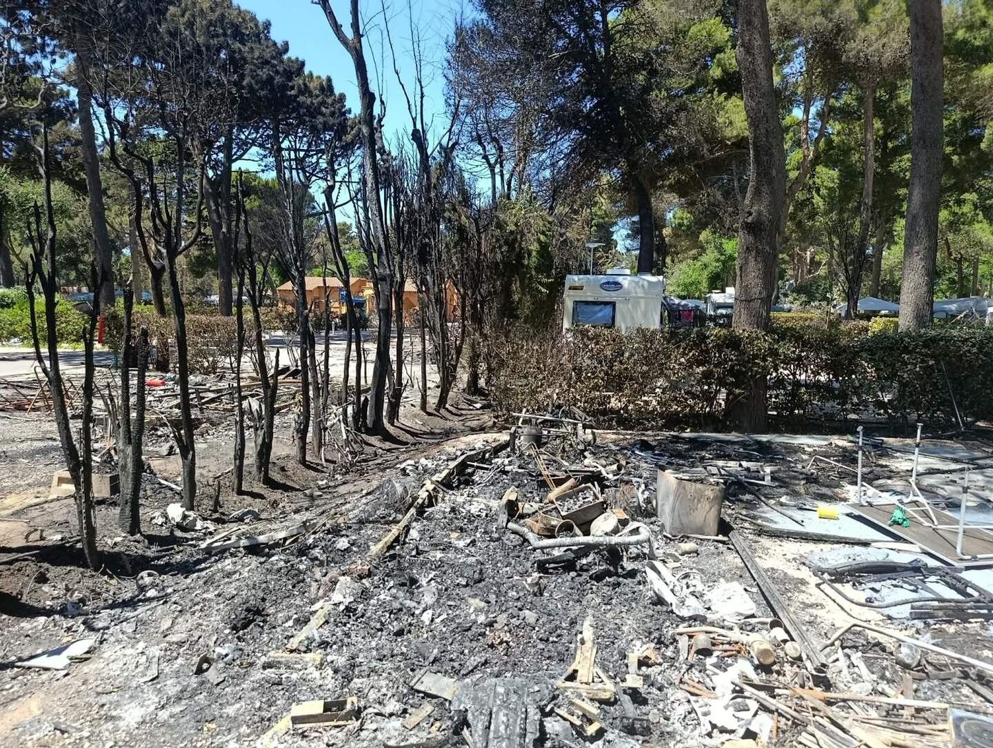 Er blijft niet veel over van de camping waar Xavier Demets met zijn familie verbleef. 