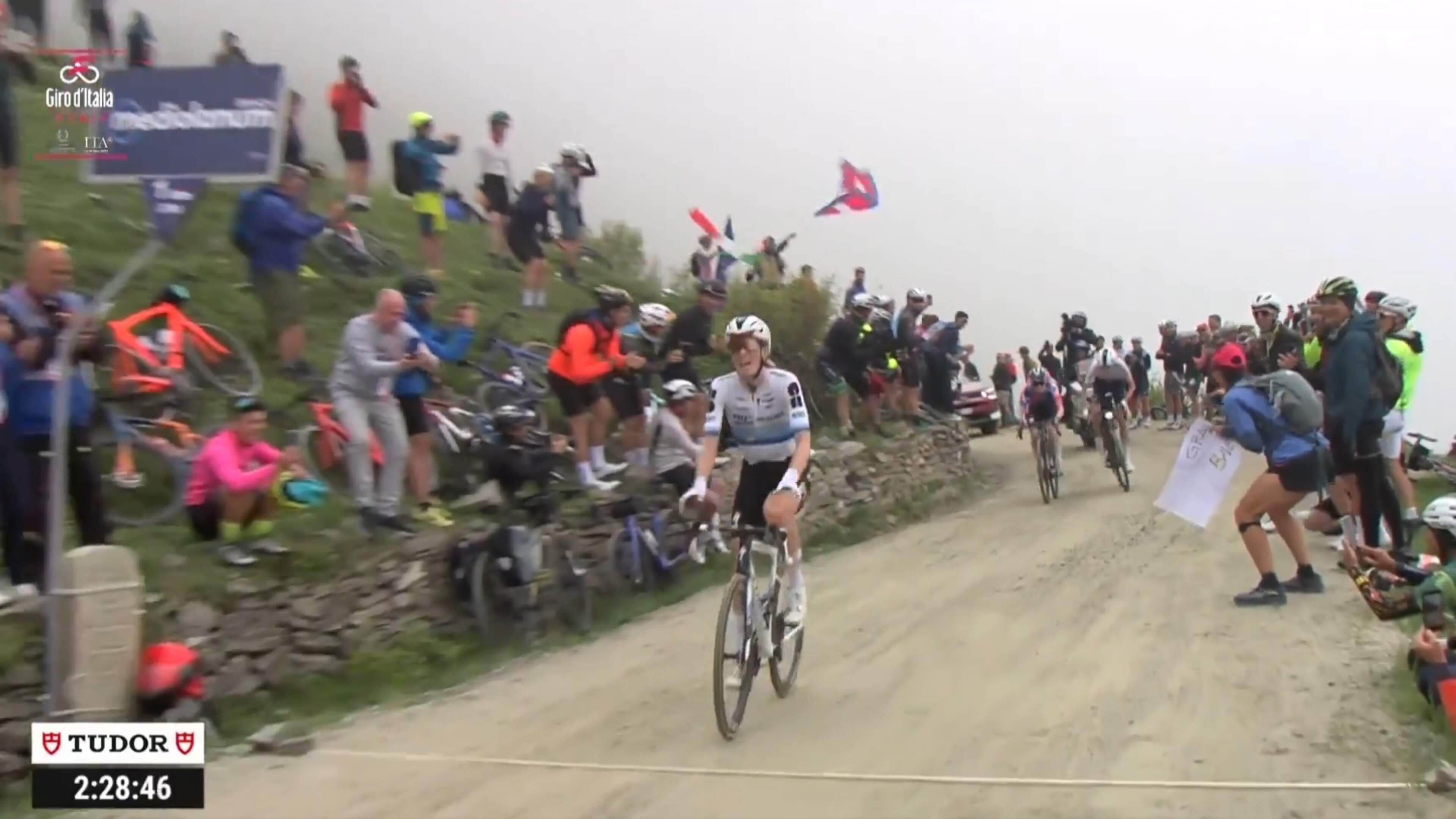 Demi Vollering wint ingekorte koninginnenrit in de Giro, maar Anna van der Breggen (36) blijft stevig in het roze en lonkt naar eindzege