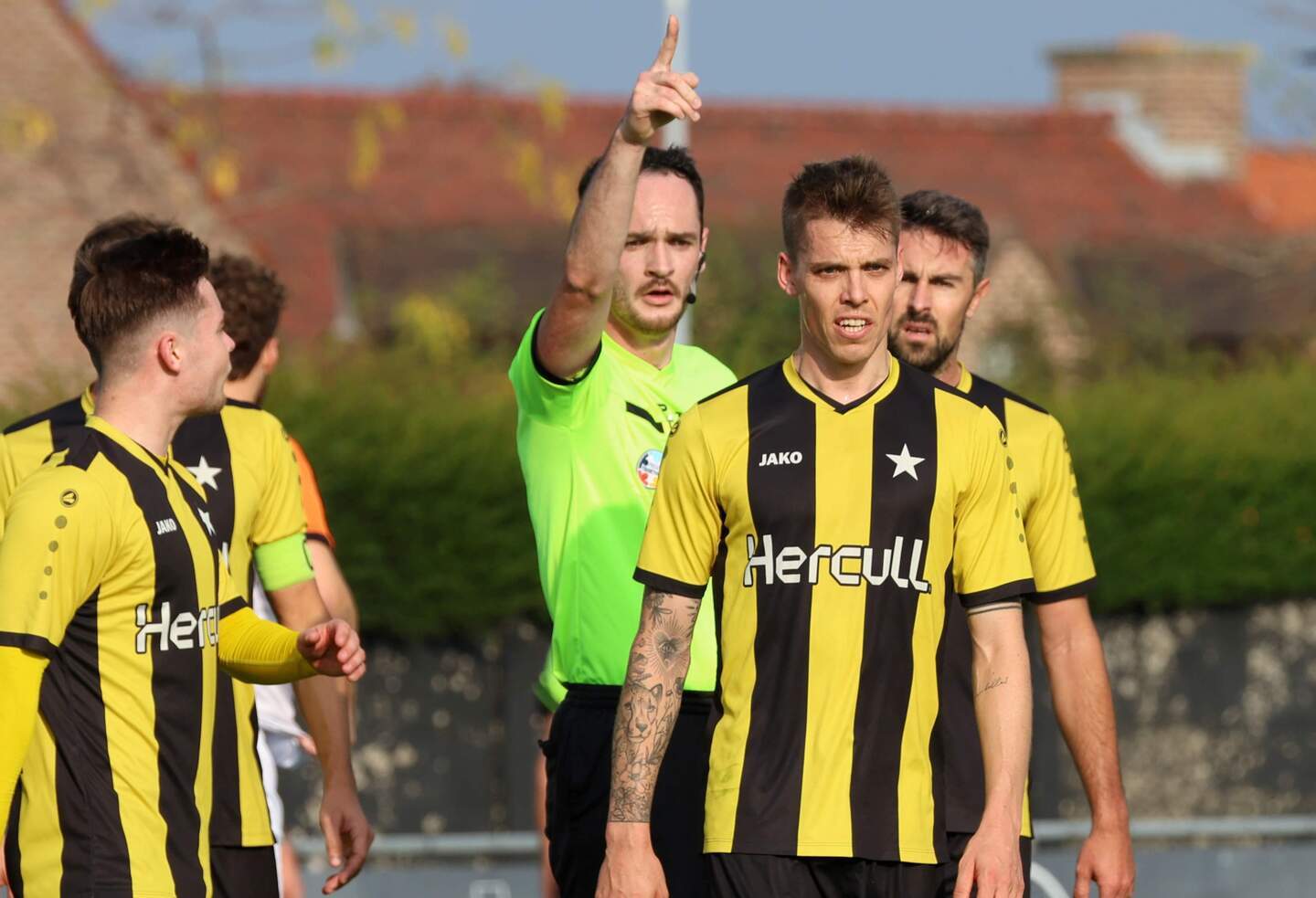 Derby tussen WS Lauwe en Boezinge eindigt na twee strafschoppen, rode ...
