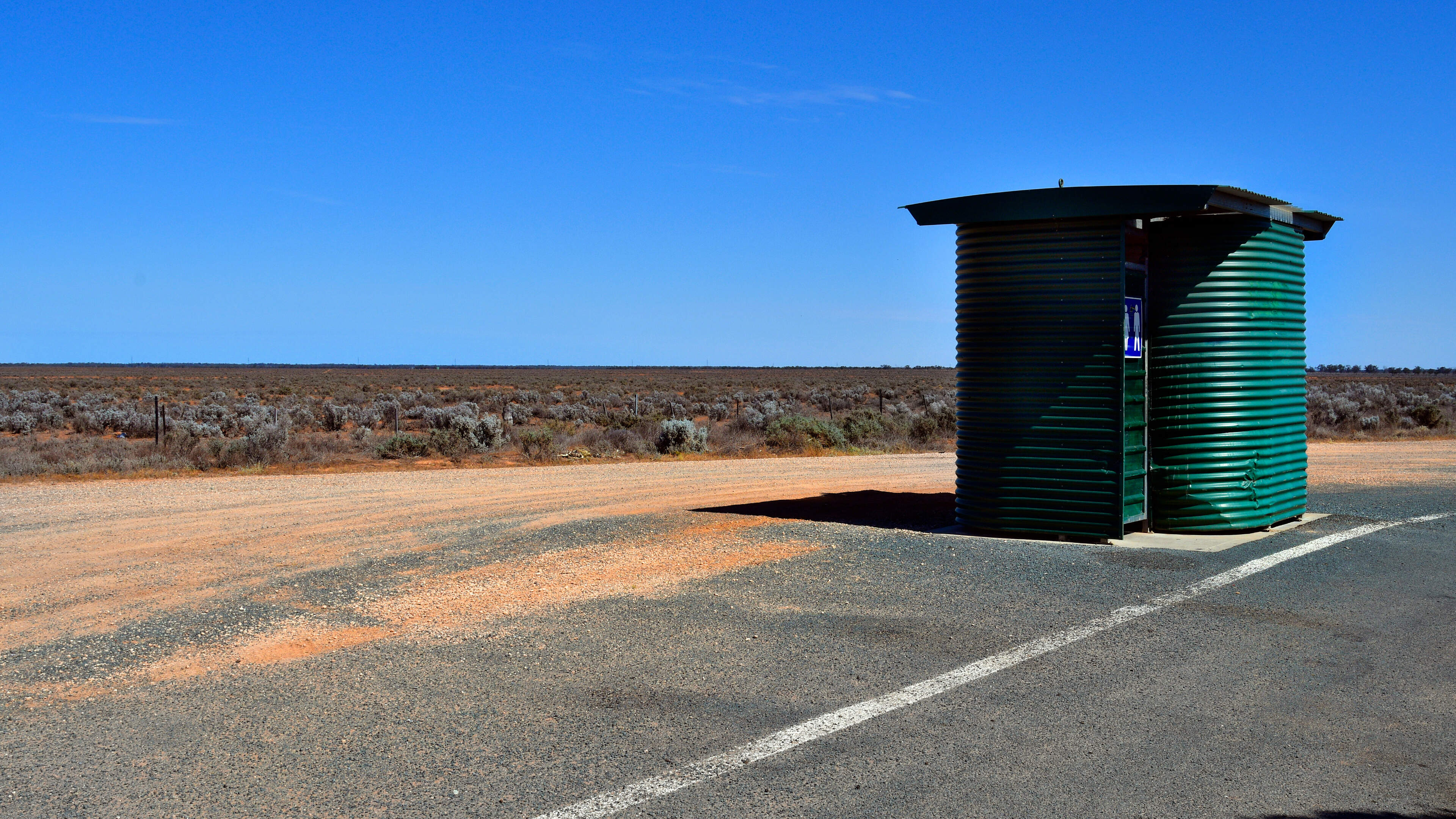 Vrouw zit 3 uur tot aan haar middel vast in uitwerpselen nadat toilet in de Australische outback instort