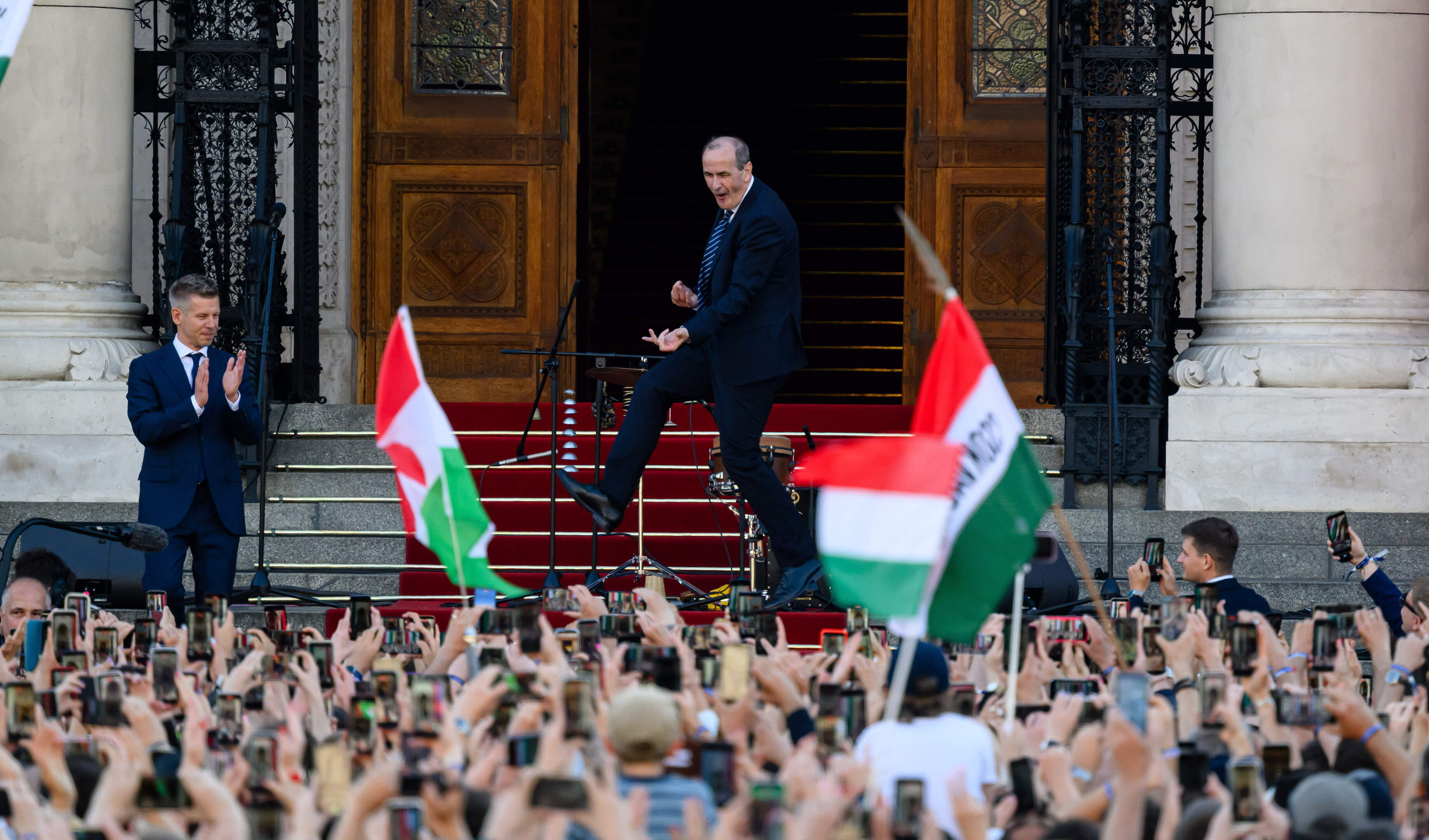 Nieuwe Hongaarse minister steelt show tijdens eedaflegging premier Magyar met bizarre dansmoves