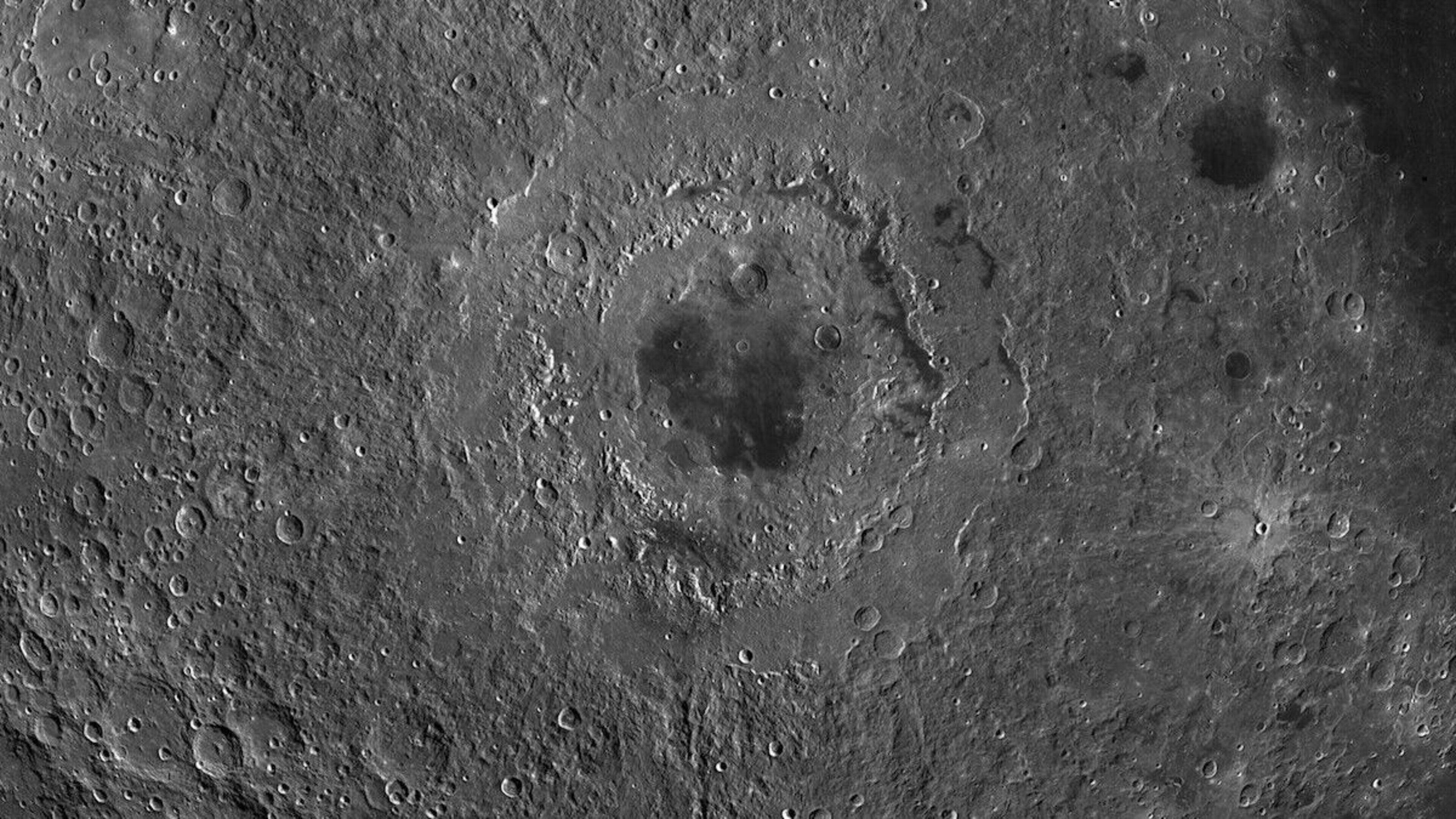 NASA-crew Artemis II ziet mysterieuze krater voor het eerst met eigen ogen: ’Niet de maan die ik gewend ben te zien’