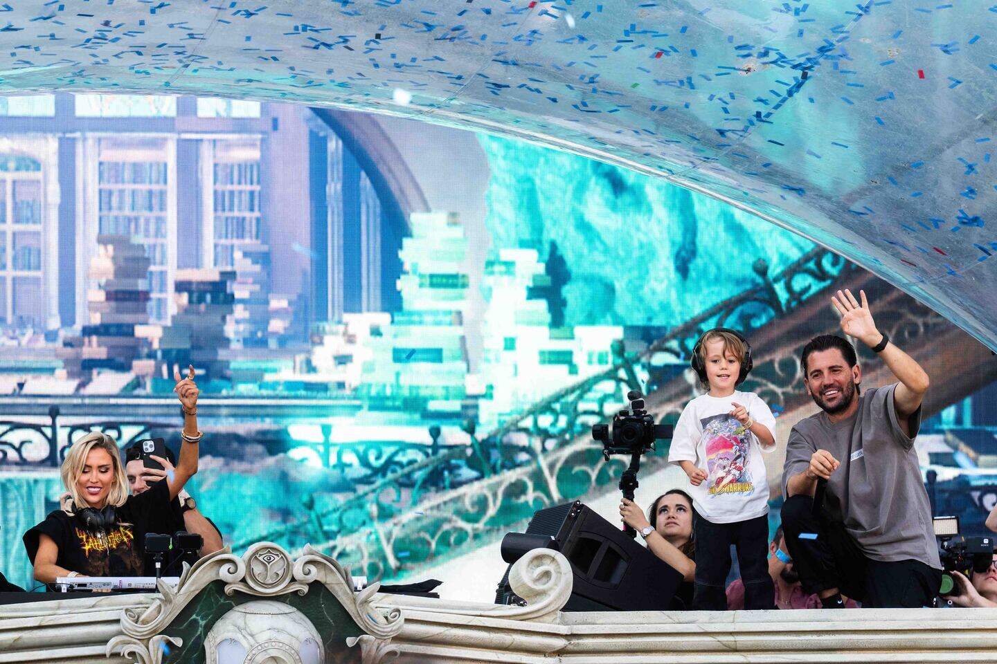 Anouk Matton met Dimitri Vegas en zoontje op Tomorrowland