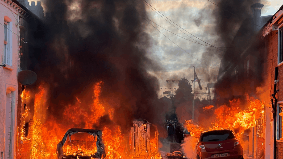 Auto’s en huizen in brand gestoken, betogers op straat: rell