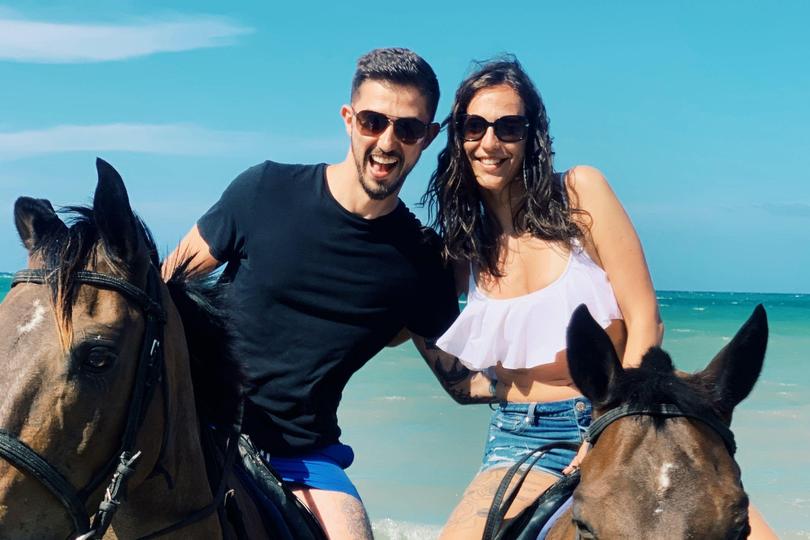 Zie ze stralen: Luke en Sarah Wintrip zijn dan toch getrouwd.