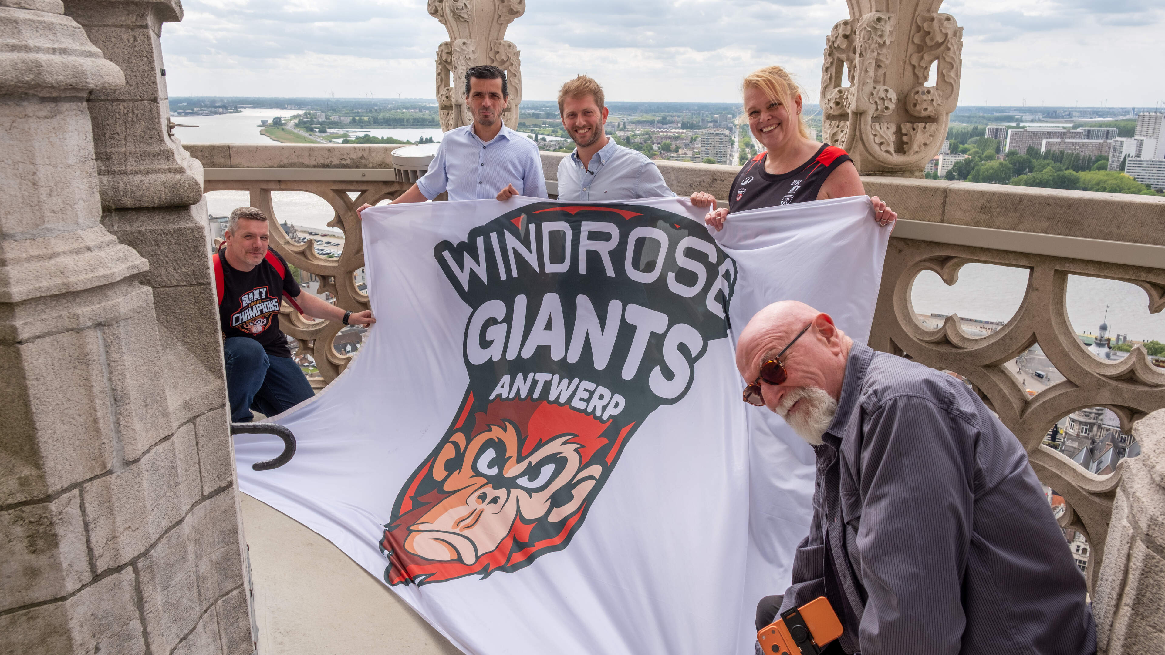 Windrose Giants Antwerp laat clubvlag wapperen bovenop de kathedraal van Antwerpen: “’t Stad is van ons”