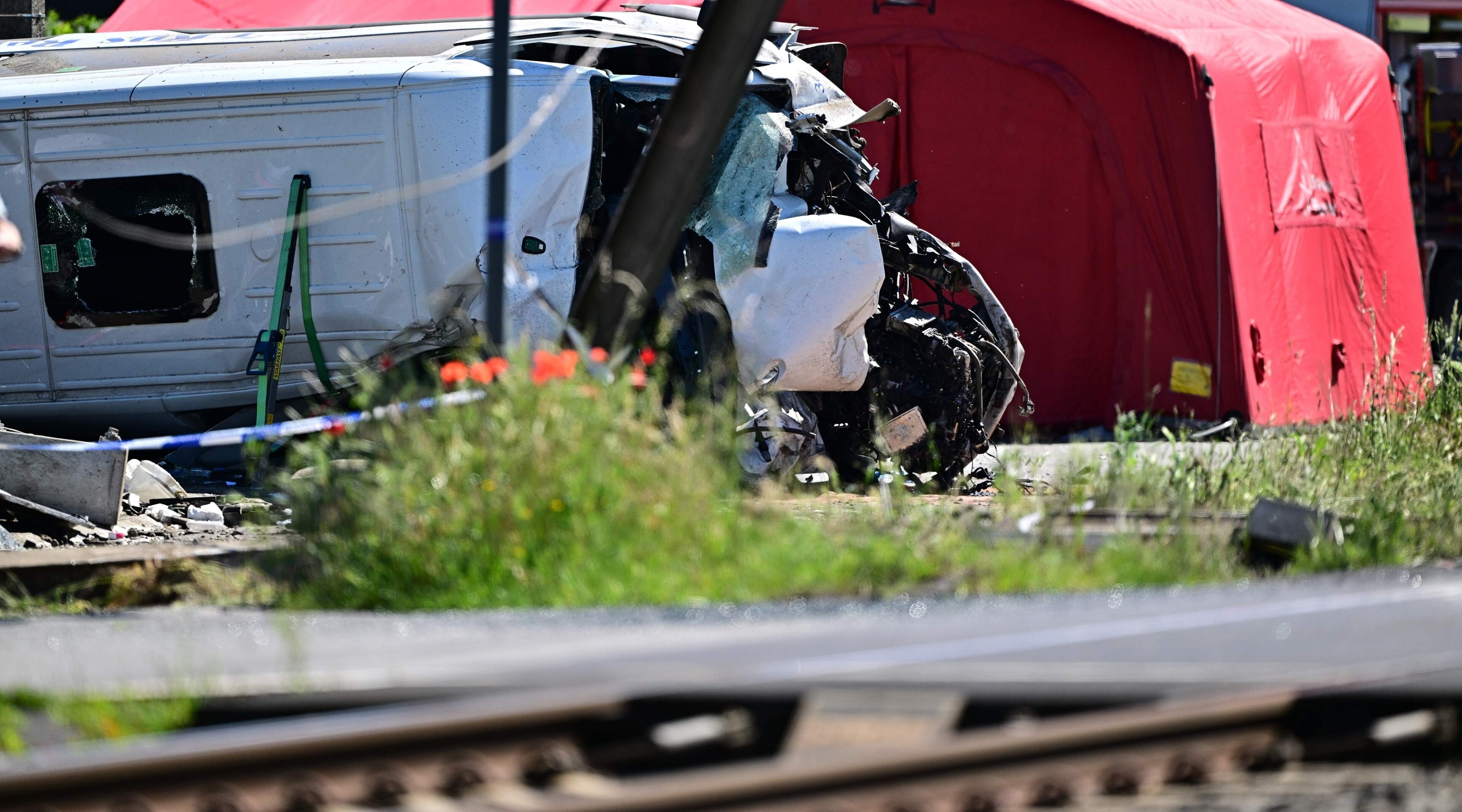 Negen inzittenden in busje, gesloten overweg en trein die nog probeerde te remmen: dit weten we al over het dodelijke ongeval in Buggenhout