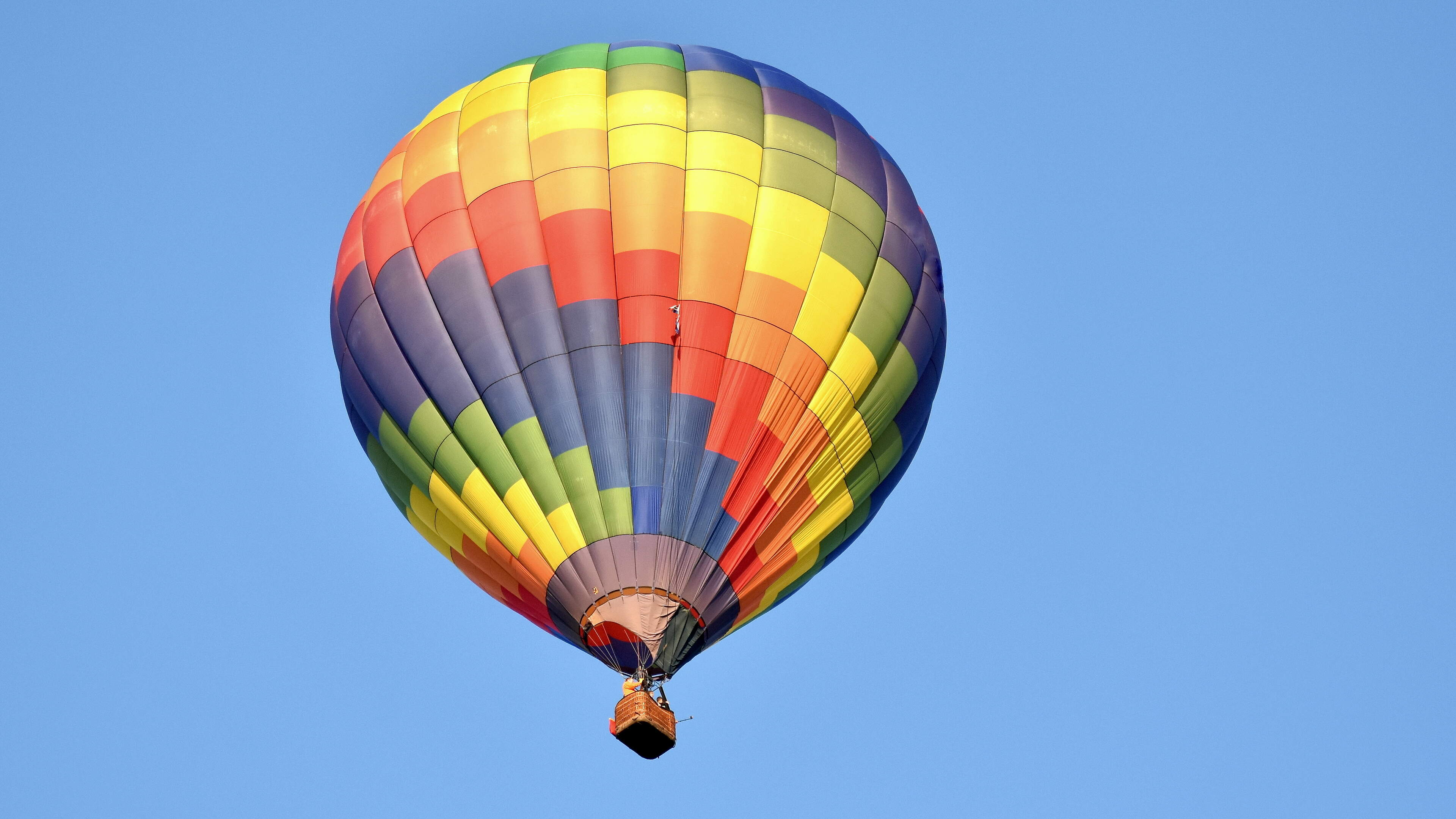 Passagier springt uit luchtballon boven Nederlands dorp bij Belgische grens