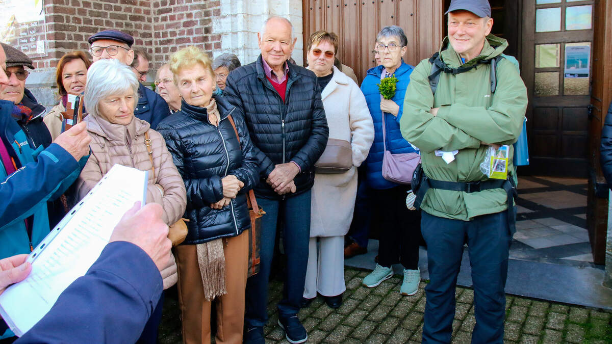 Vrienden wuiven Marc Roland (62) uit voor voettocht naar Santiago de ...