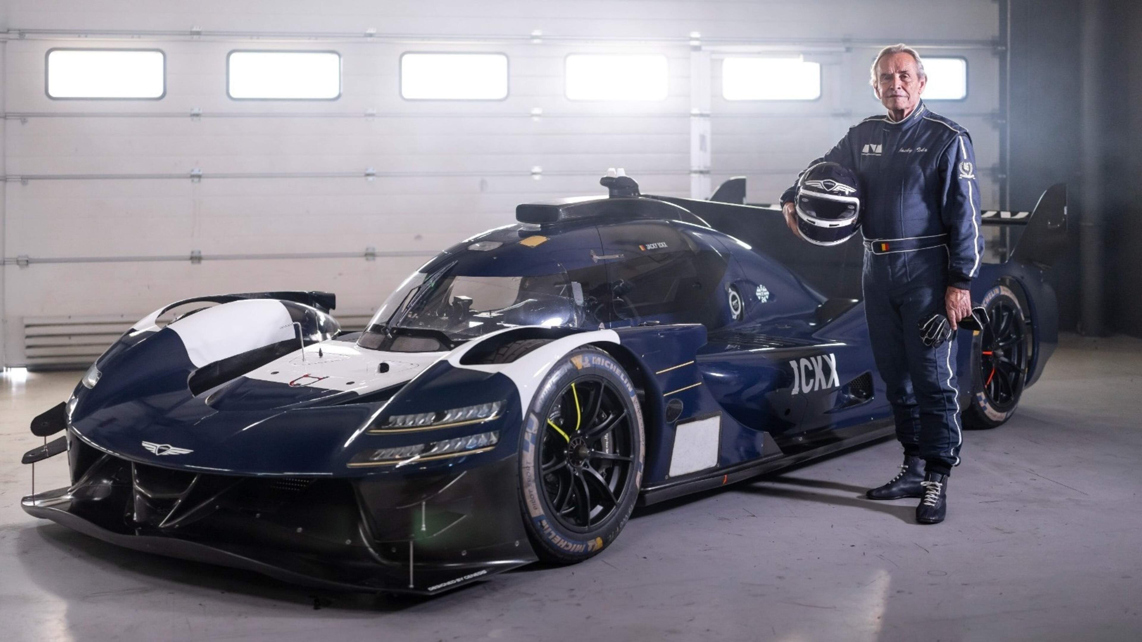 Hij krijgt er maar geen genoeg van: autosportlegende Jacky Ickx voert op zijn 81e (!) testrit uit voor Koreaanse renstal