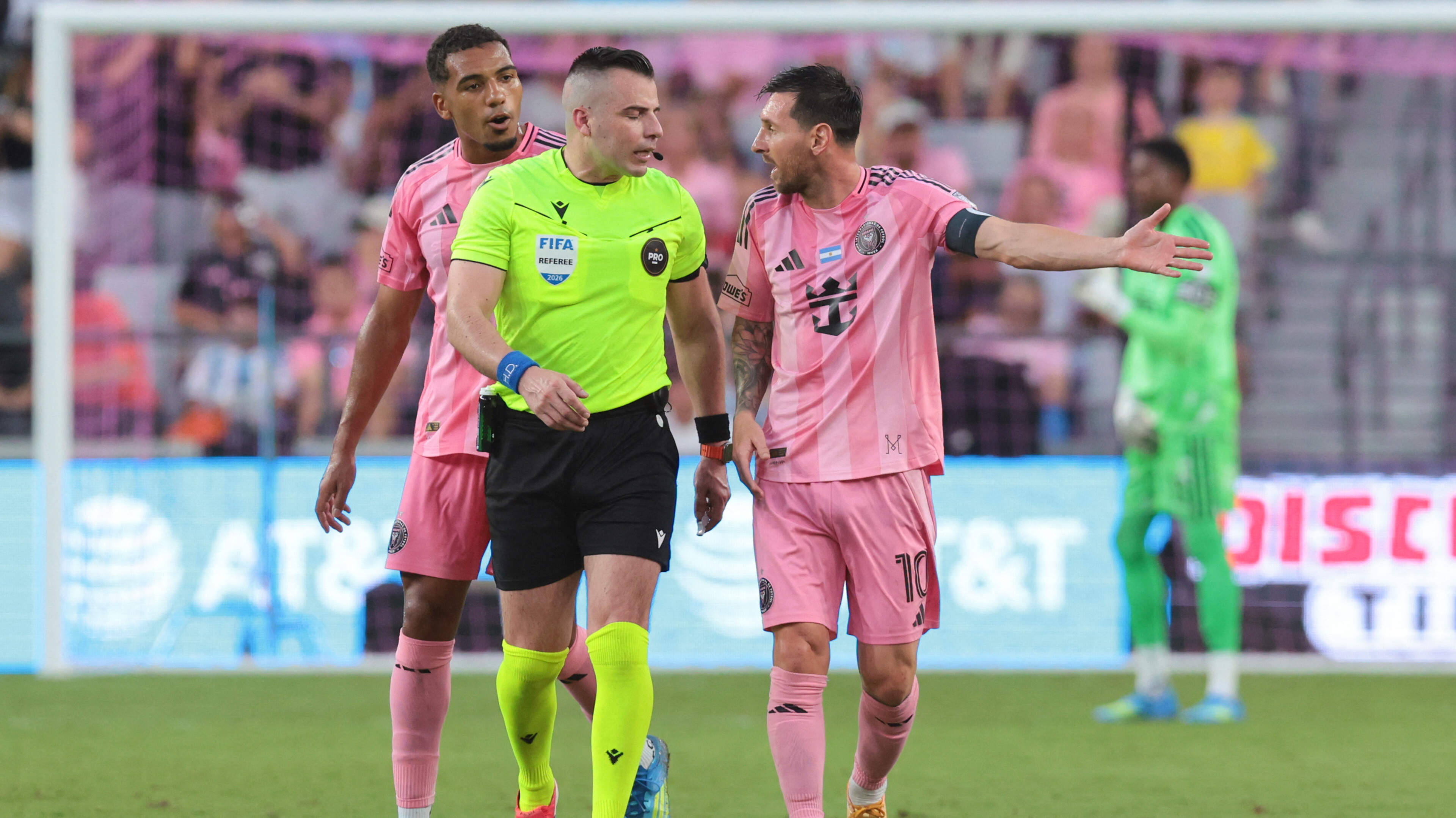 Hilariteit alom wanneer scheidsrechter MLS-wedstrijd stillegt nadat hij letterlijk door zijn schoen was gezakt
