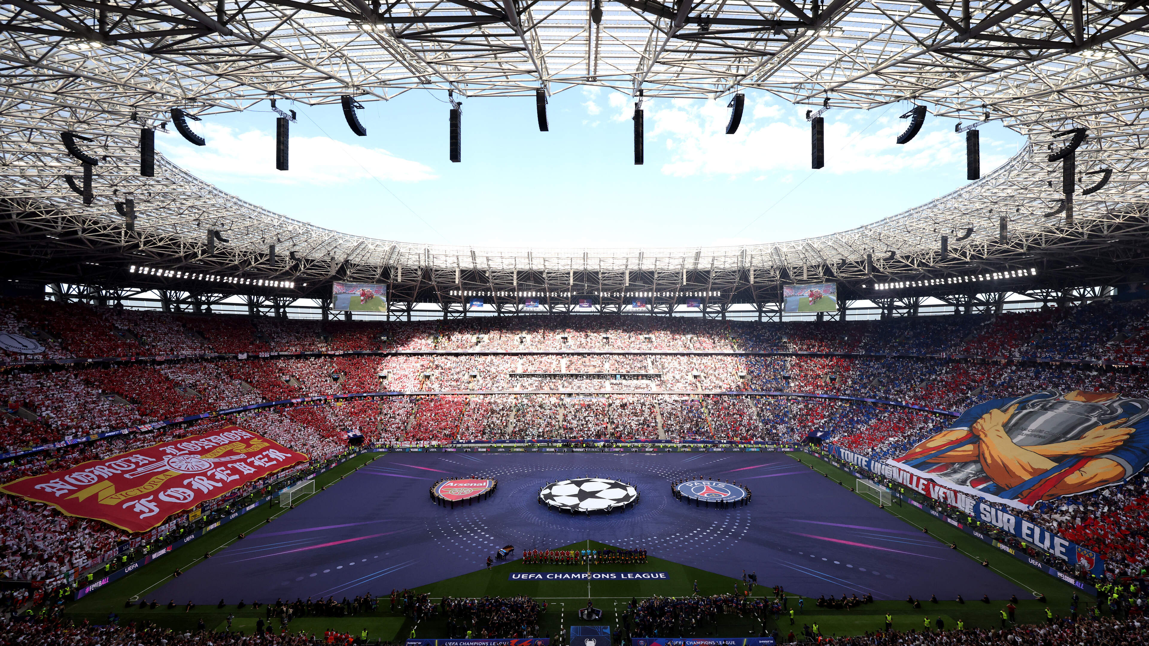 IN BEELD. “Een hele stad waakt over haar”: fans van PSG en Arsenal pakken voor Champions League-finale uit met tifo’s en veel sfeer