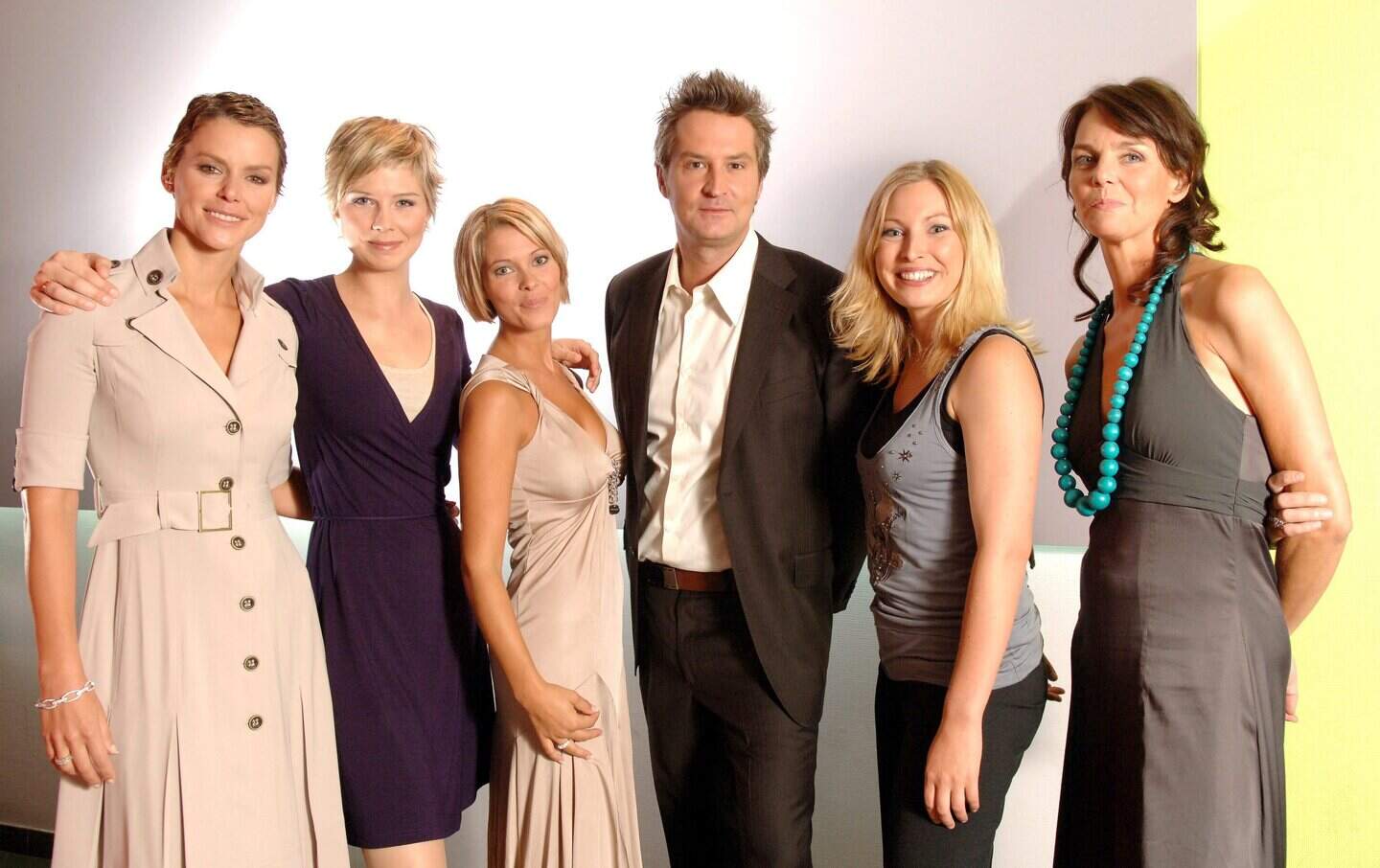 Cara Van der Auwera (tweede van links) in 2006 met Ilse demeulemeester, Hanne Troonbeeckx, Roos Van Acker, Tine Van den Brande en Hans Otten.