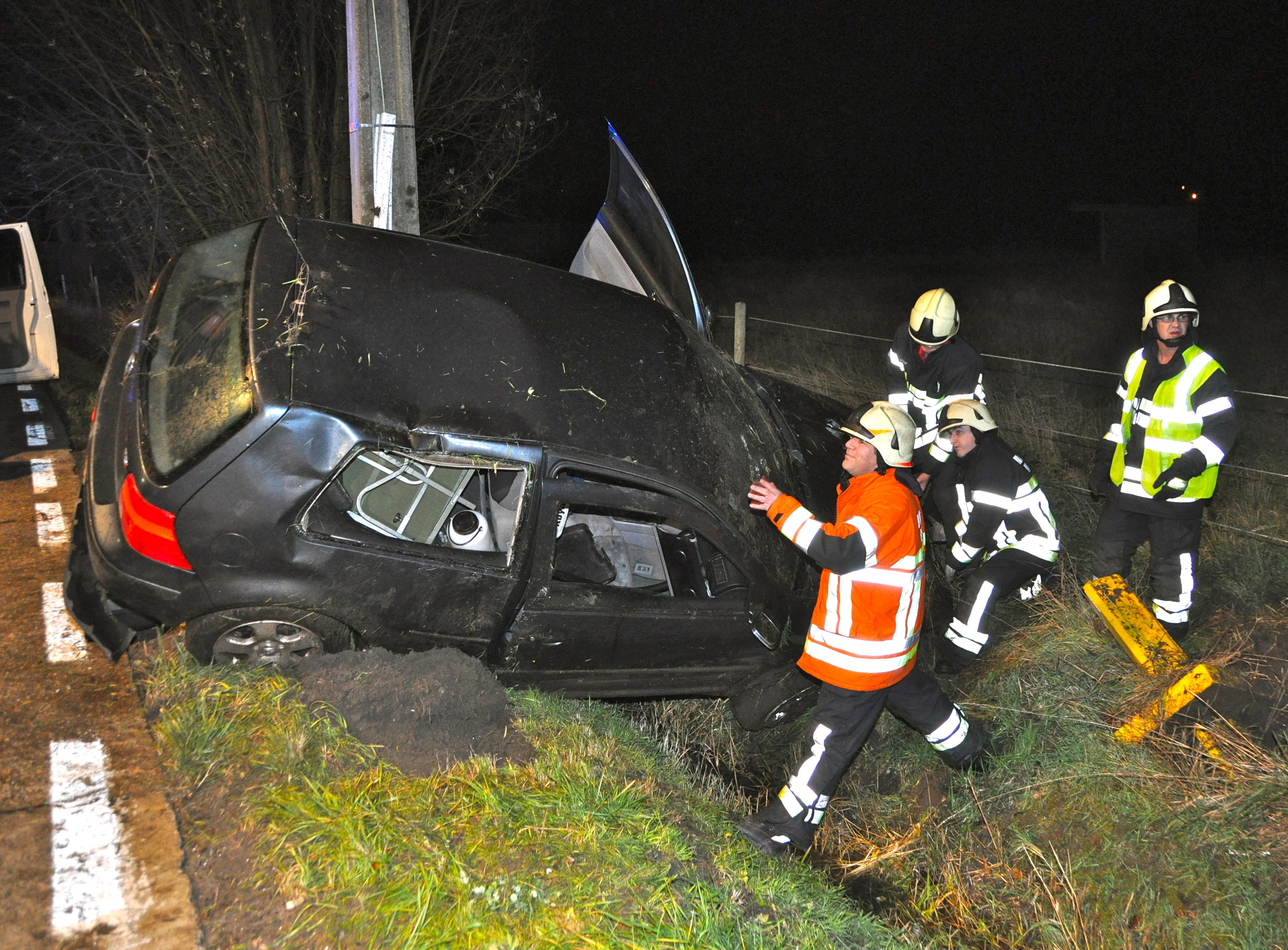 Auto smakt tegen verlichtingspaal