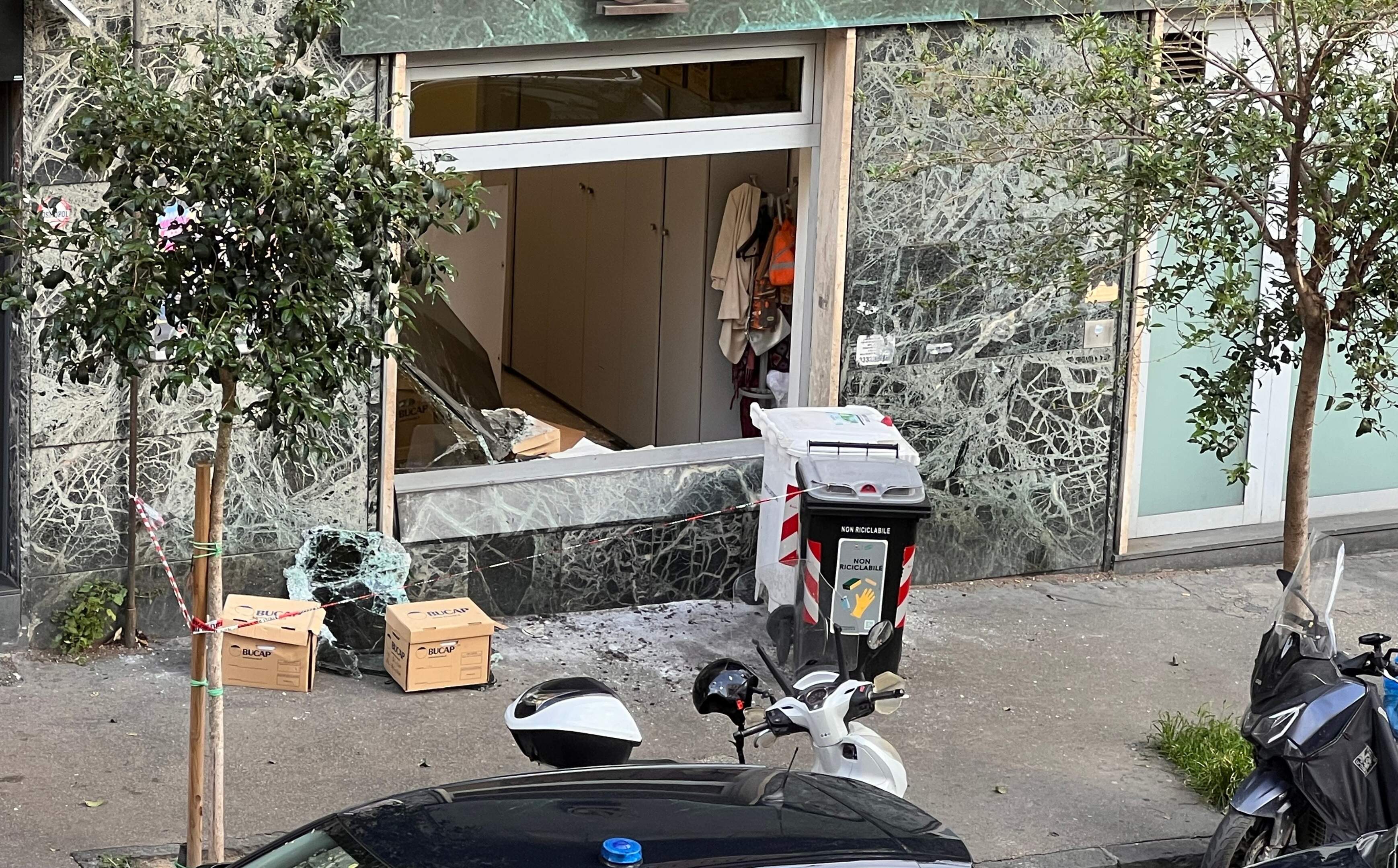 Gemaskerde overvallers gijzelen 25 personen urenlang in bank in Napels en vluchten via riool