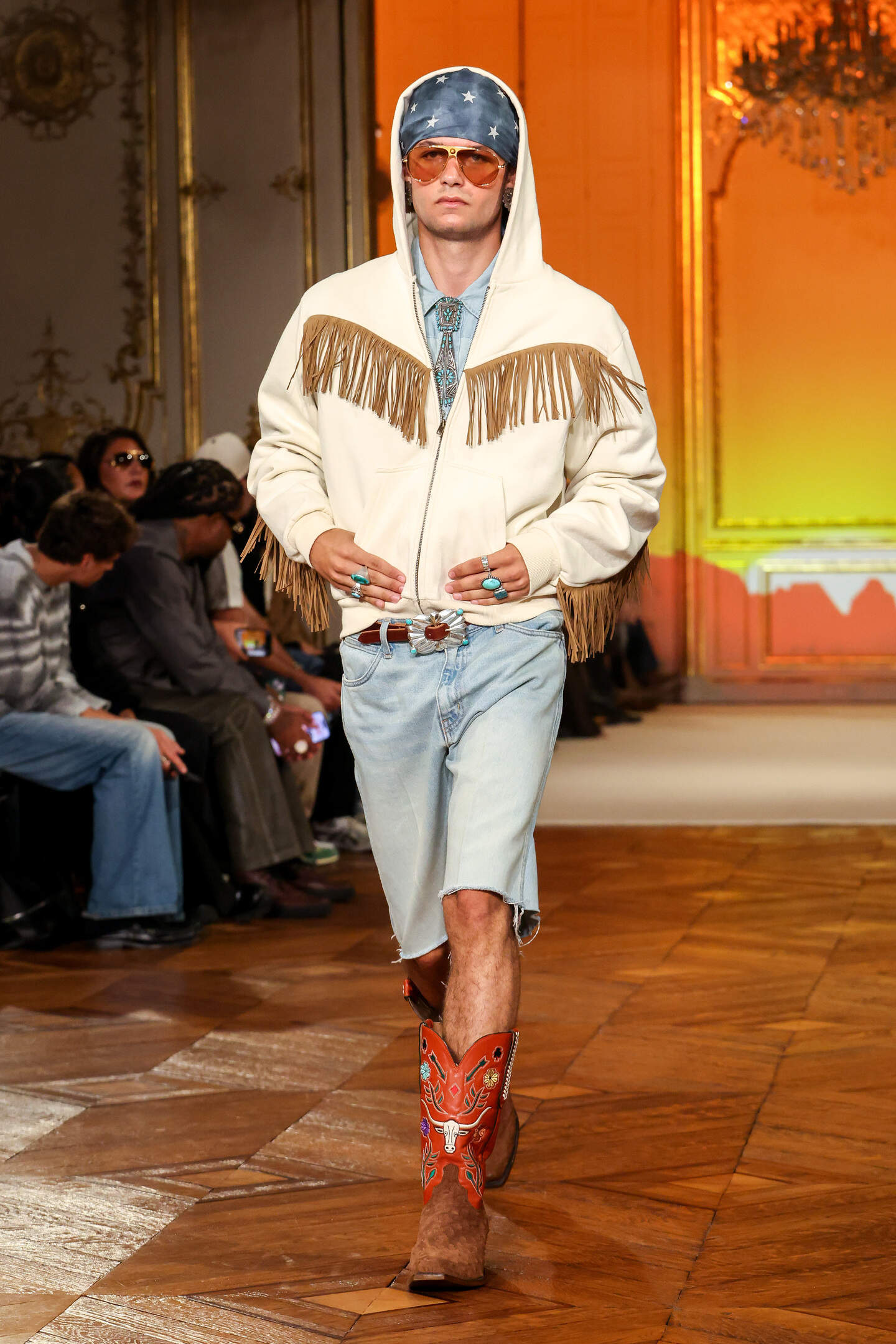 Cowboyhoeden en een paard: Post Malone onthult eerste collectie in ...