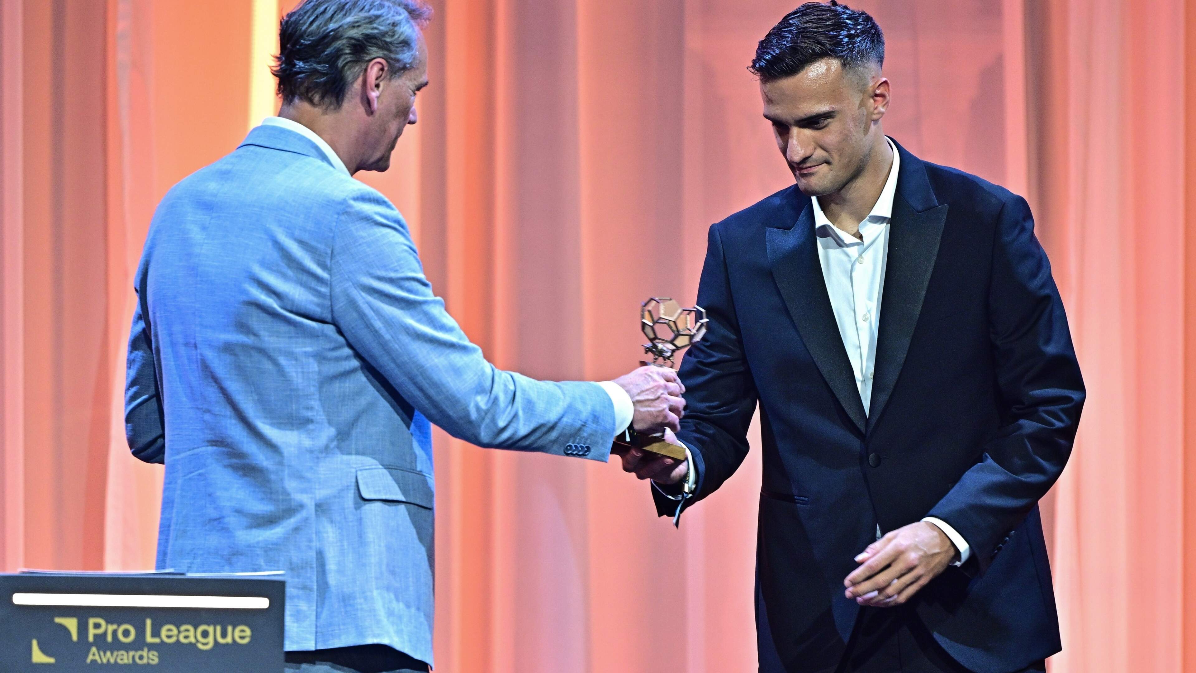 Aleksandar Stankovic (Club Brugge) uitgeroepen tot Nieuwsblad Talent of the Season, Aurélie Reynders (OHL) wint bij de vrouwen