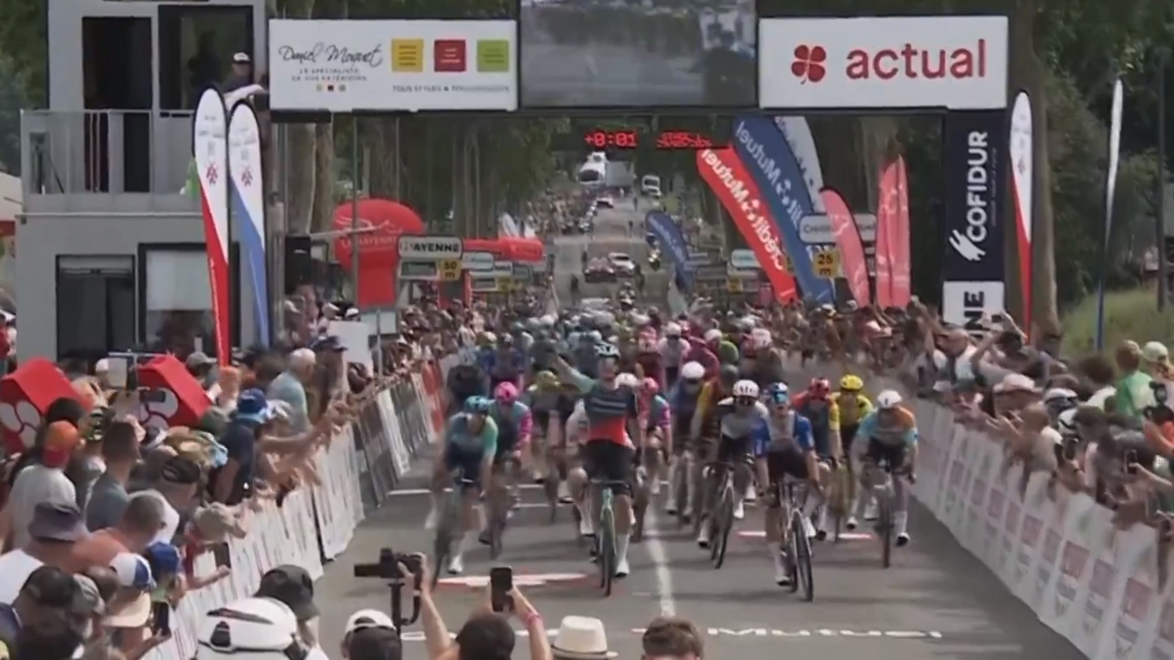 VIDEO. De nul is meteen weg: Olav Kooij laat zorgen achter zich en sprint naar eerste zege voor Decathlon CMA CGM