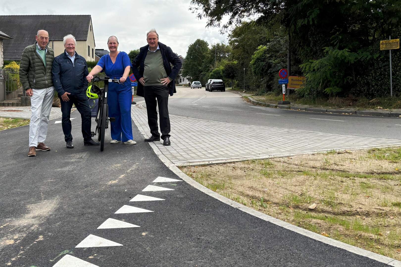 Schepen%20van%20Openbare%20Werken%20Edward%20De%20Wit%20CDV%20van%20Kapelle-op-den-Bos%20en%20schepenen%20Philip%20Roosen%20Mobiliteit%20N-VA%20en%20Kirsten%20Hoefs%20Wegen%20en%20Water%20CDV%20MAX%20met%20burgemeester%20Bart%20Laeremans%20Vernieuwing%20van%C2%A0Grimbergen%20aan%20de%20nieuwe%20fietsverbinding%20op%20de%20Nieuwroodsesteenweg.