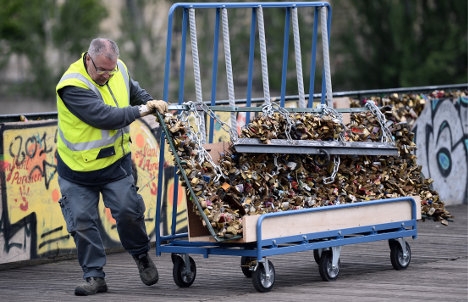 Parijs wil 65 ton aan liefdesslotjes verkopen voor een goed doel