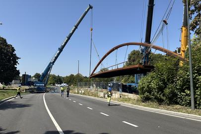 Boven de A12 werd een nieuwe fietsersbrug geplaatst.