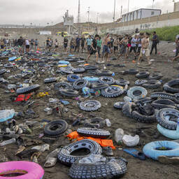 Heel wat zwembanden blijven achter op het strand van Cueta nadat migranten terugkeren naar Marokko.
