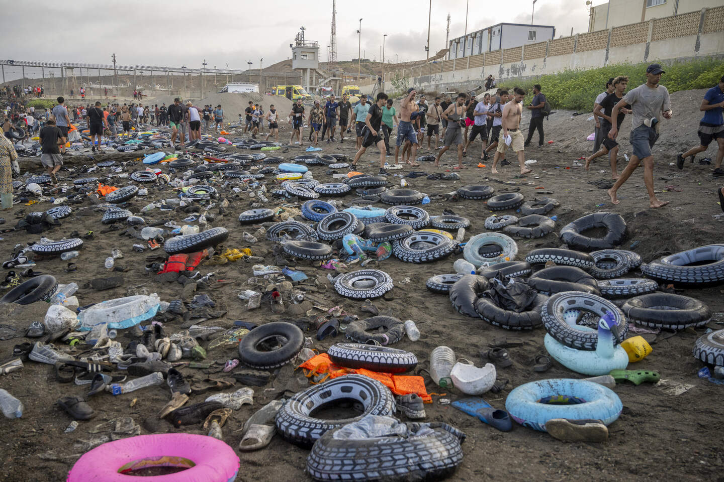Heel wat zwembanden blijven achter op het strand van Cueta nadat migranten terugkeren naar Marokko.